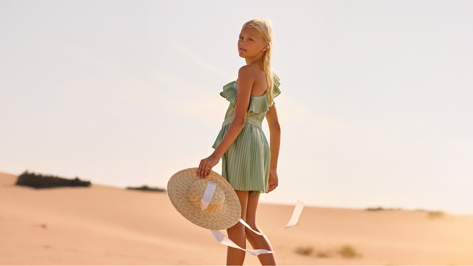 Mono corto plisado para chica