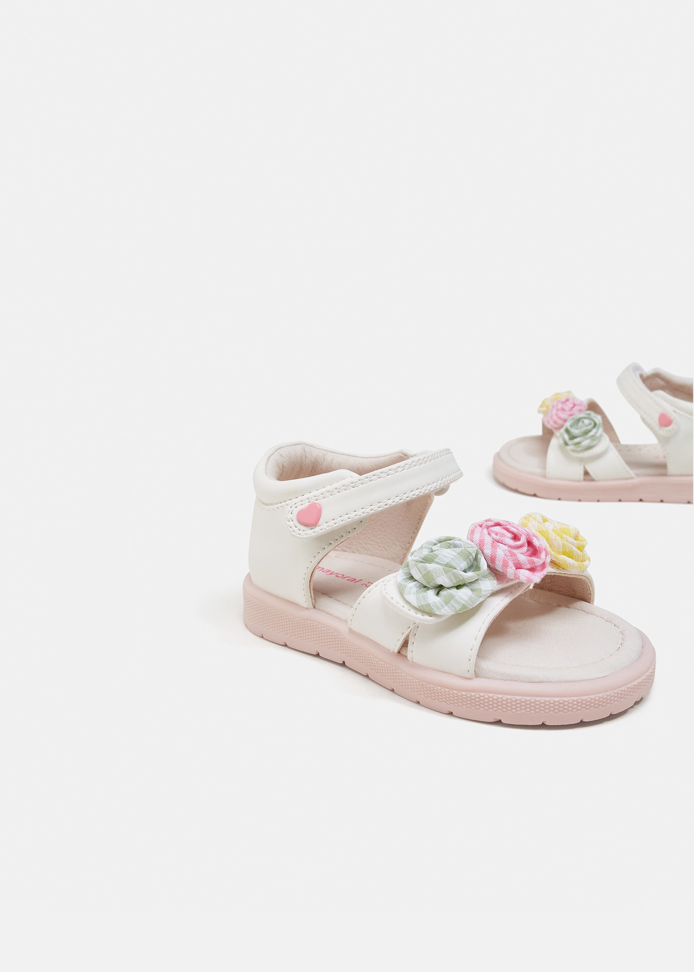 Sandałki z aplikacją kwiatek dla niemowlęcia