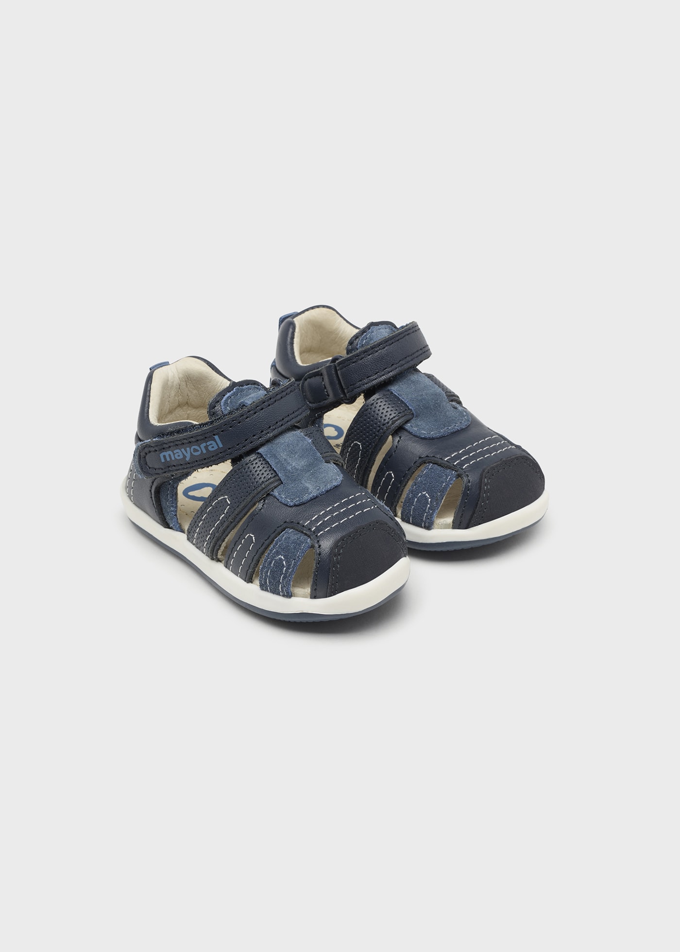Sandale en cuir pour les premiers pas de bébé