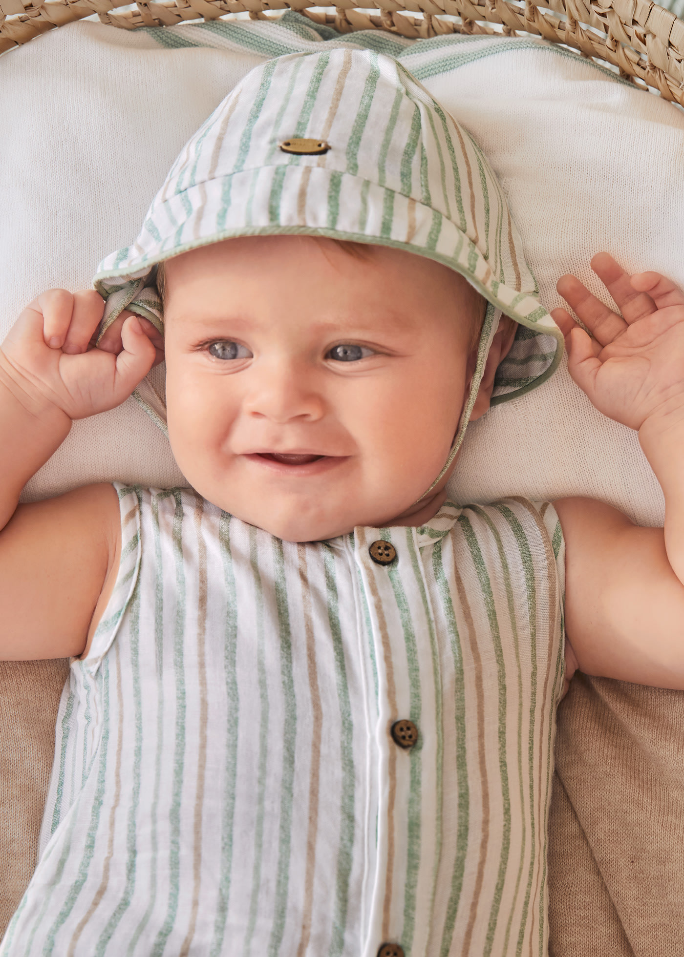 Sustainable cotton romper with hat newborn