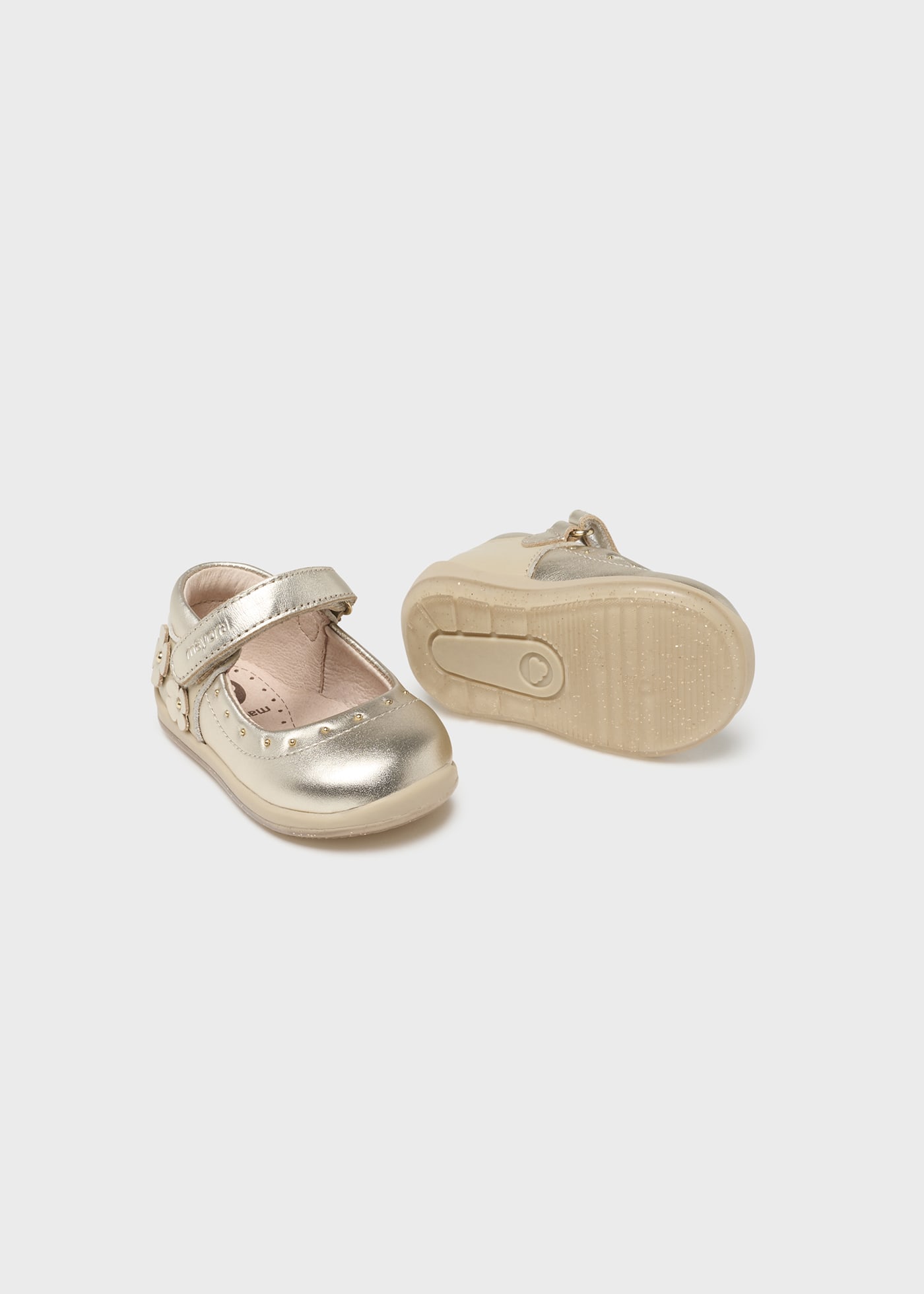 Метализирани пантофки от устойчива кожа за бебе