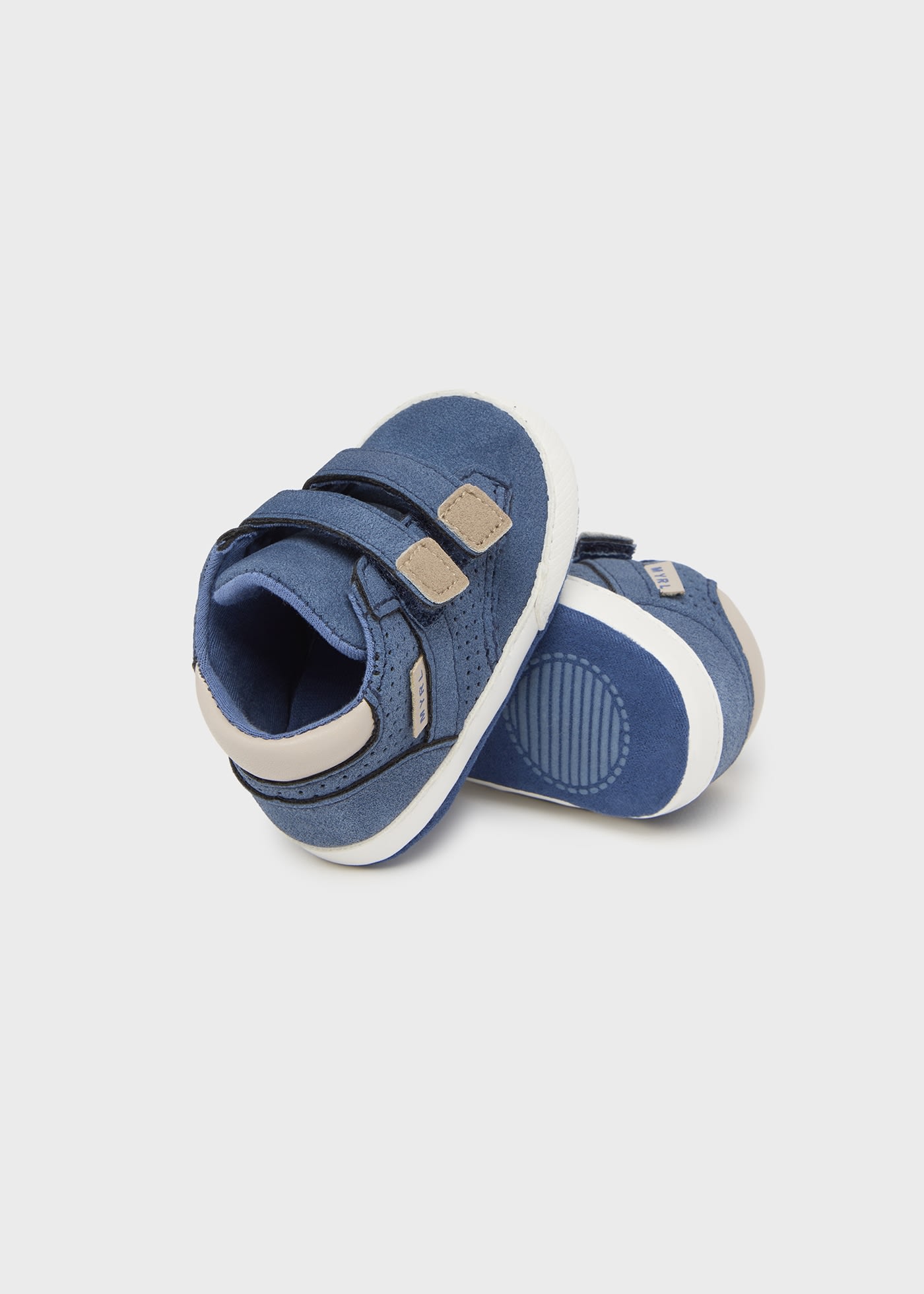 Спортни обувки с велкро за новородено
