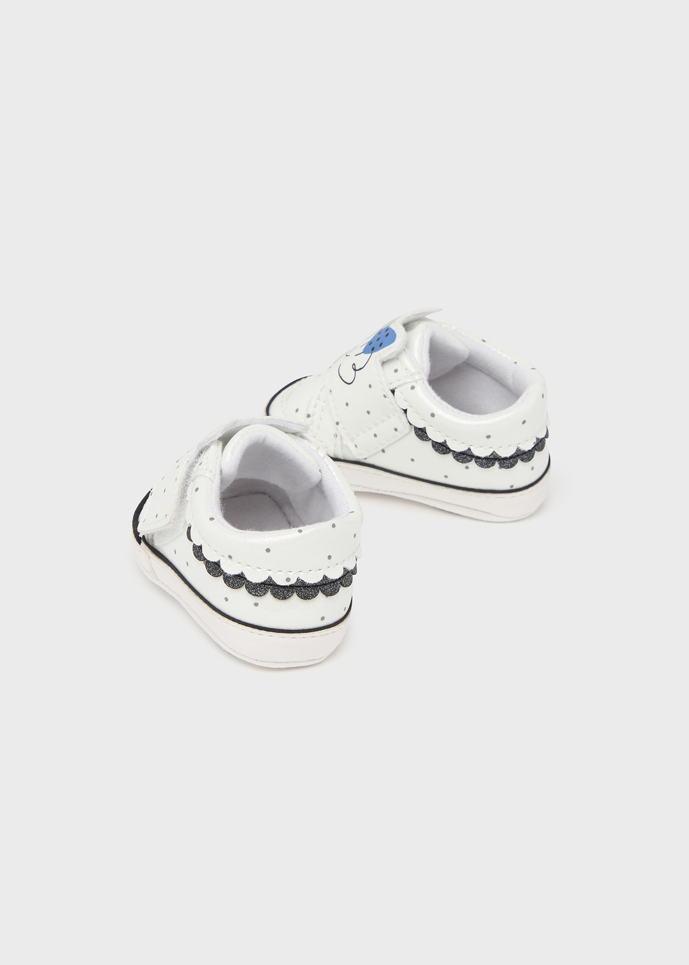 Спортни обувки с щампа за новородено