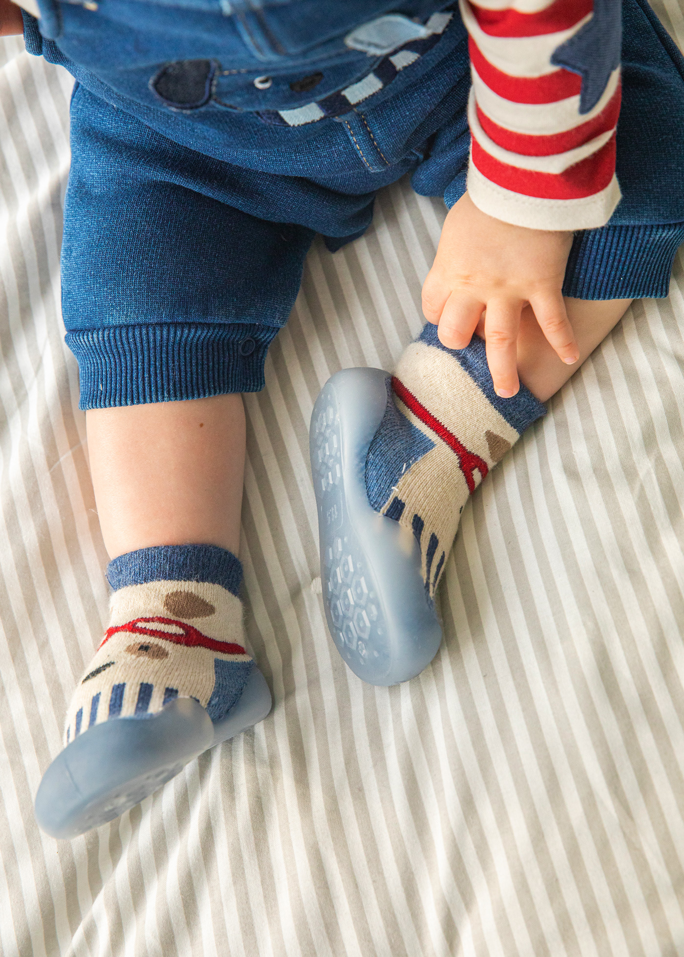 Chaussettes bébé à la mode avec des semelles en caoutchouc