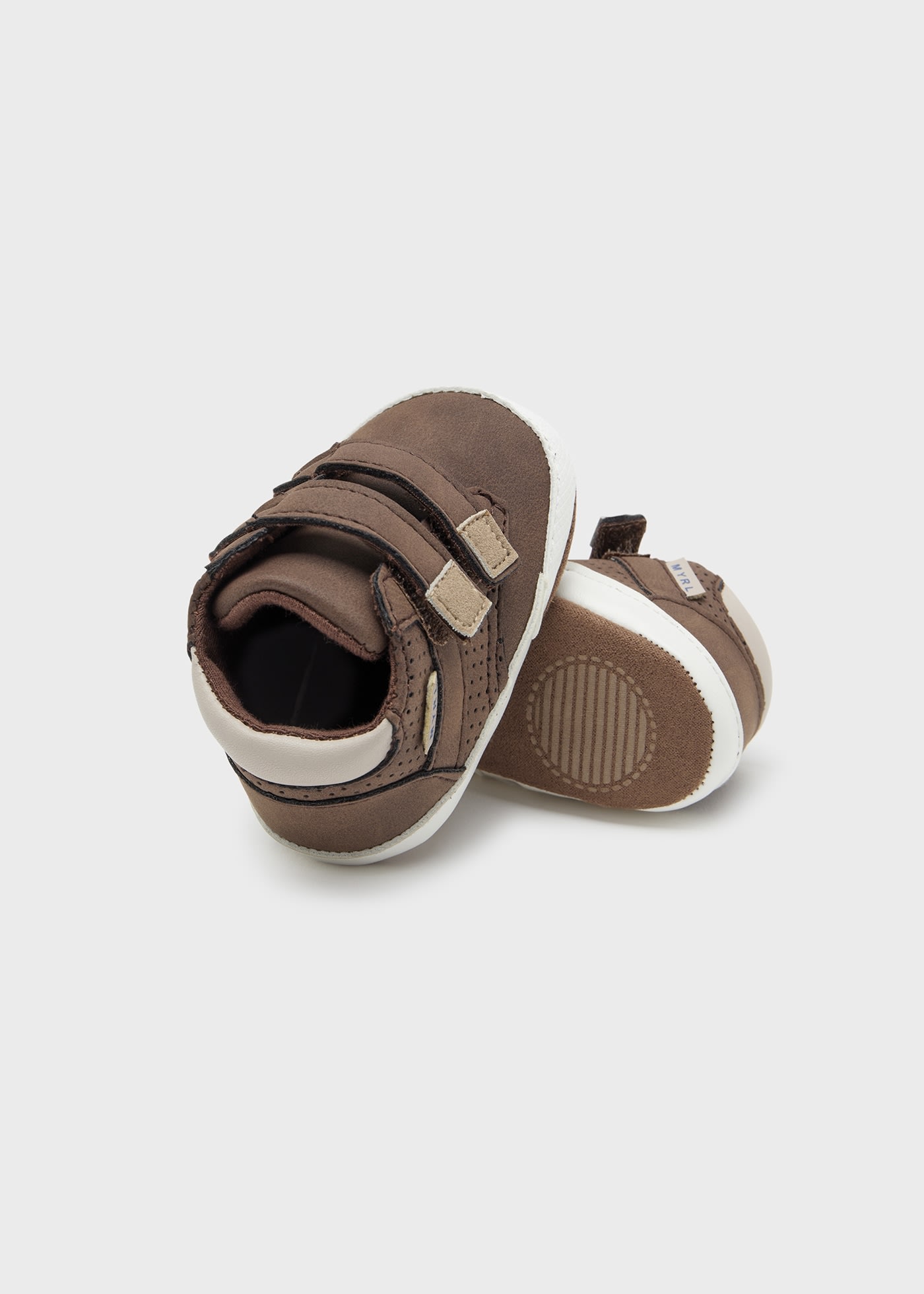 Спортни обувки с велкро за новородено