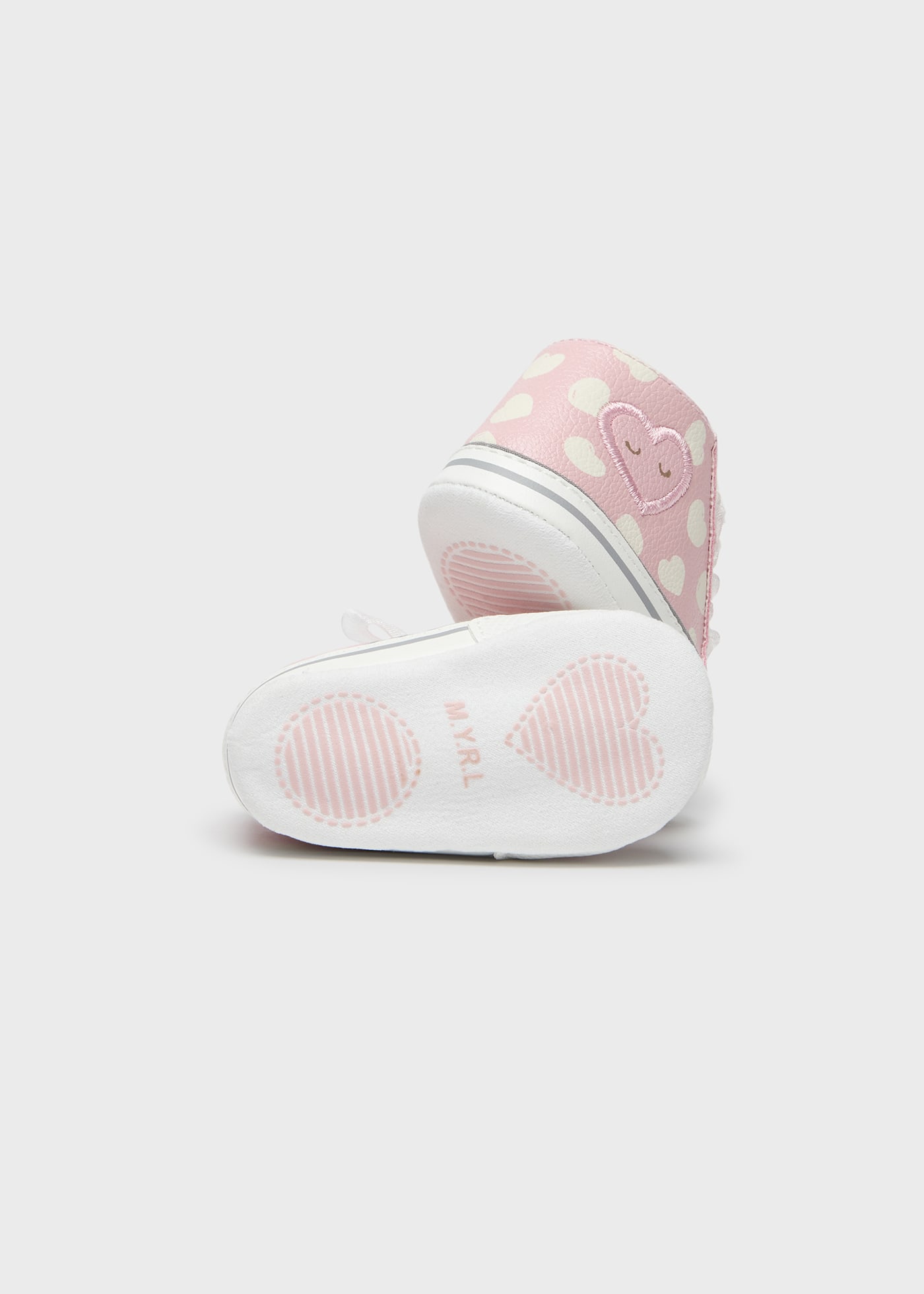 Спортни обувки с панделки за новородено