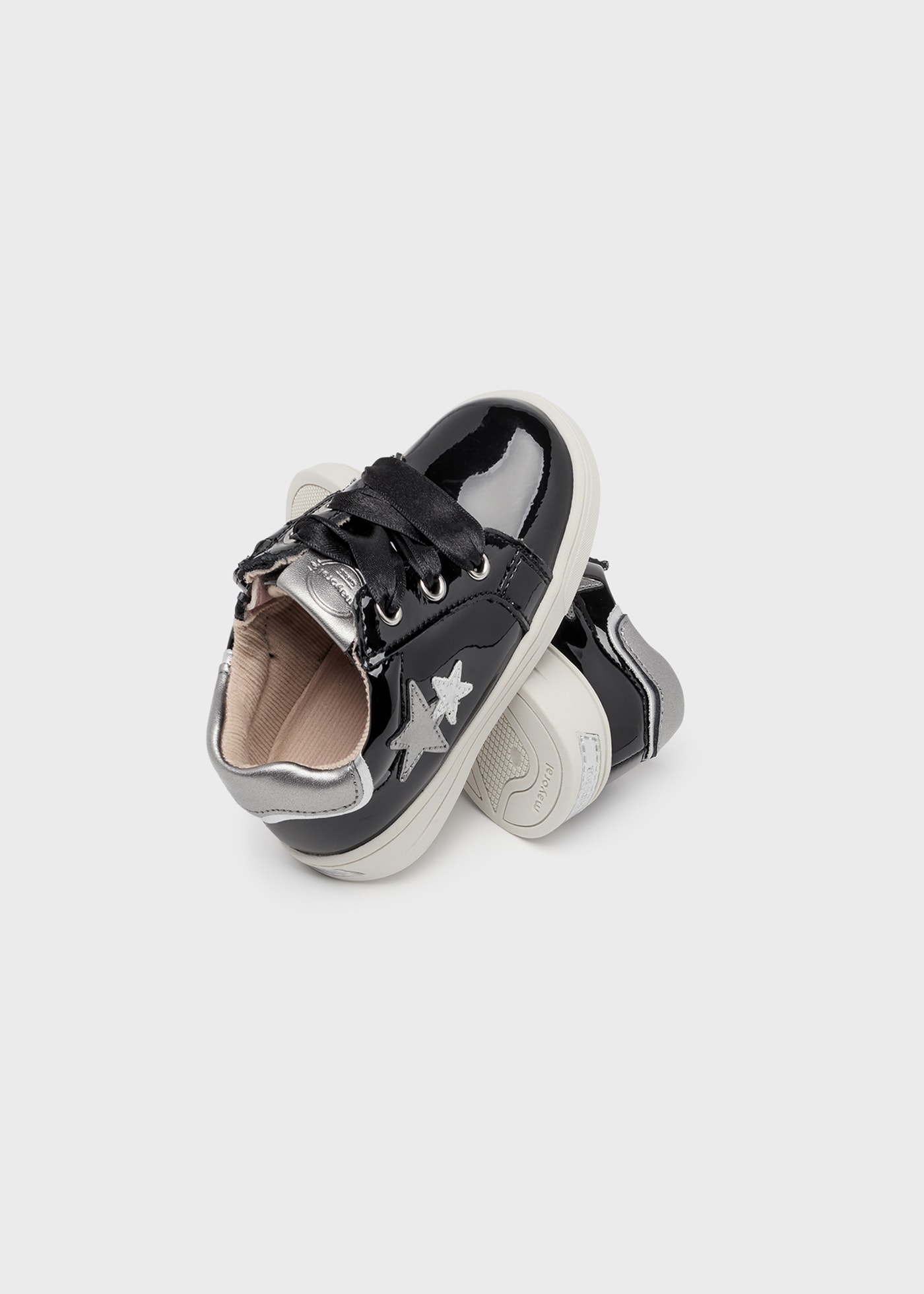Спортни обувки с панделка от устойчива кожа за бебе