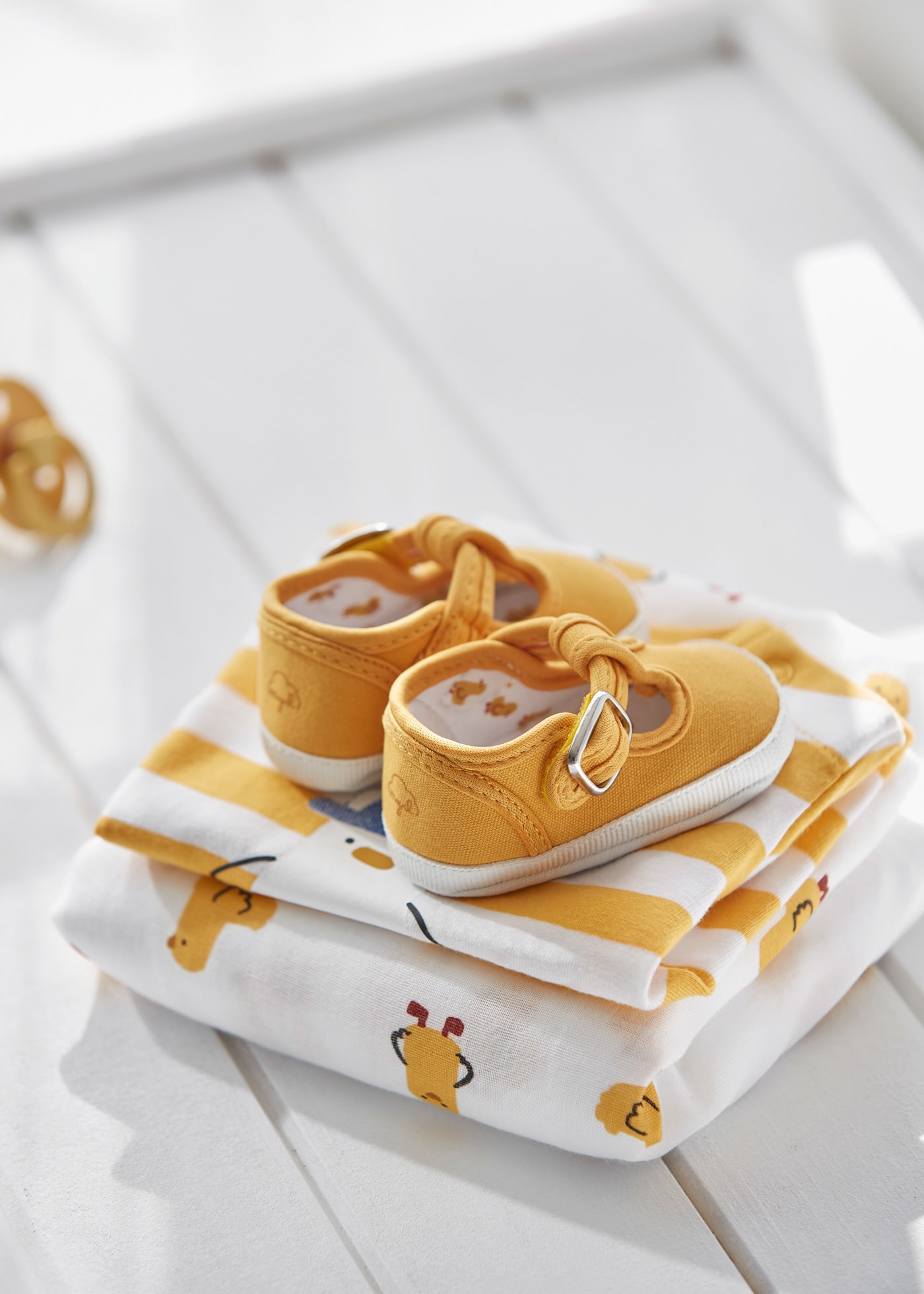 Обувки с Т образно закопчаване за новородено