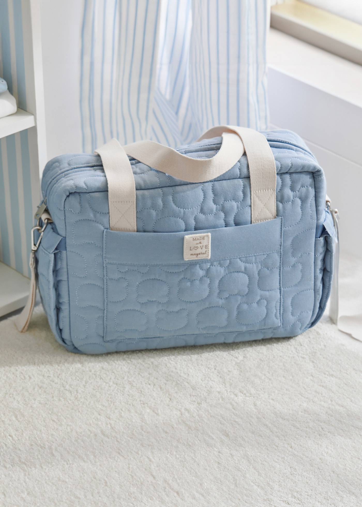 Sac de maternité matelassé avec accessoires bébé