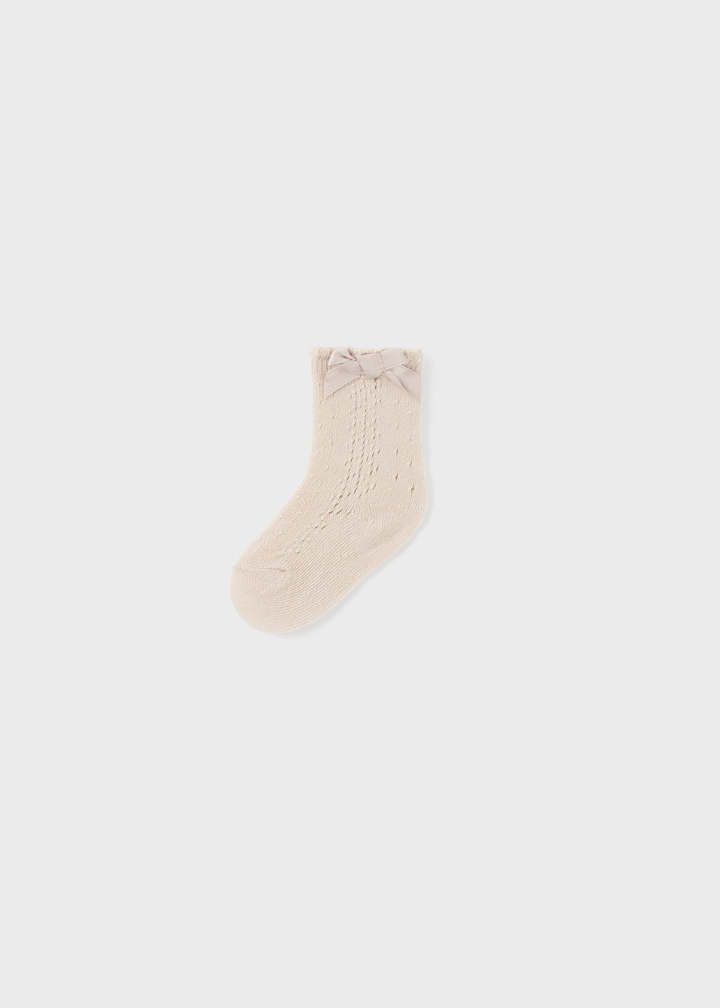 Ажурени чорапи за новородено