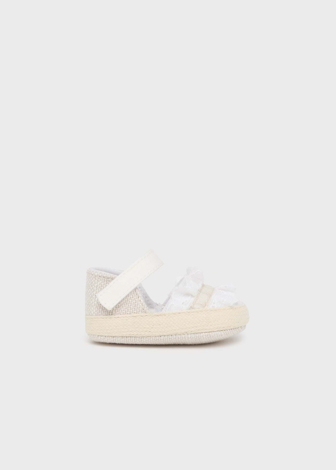 Espadryle z falbaną dla noworodka