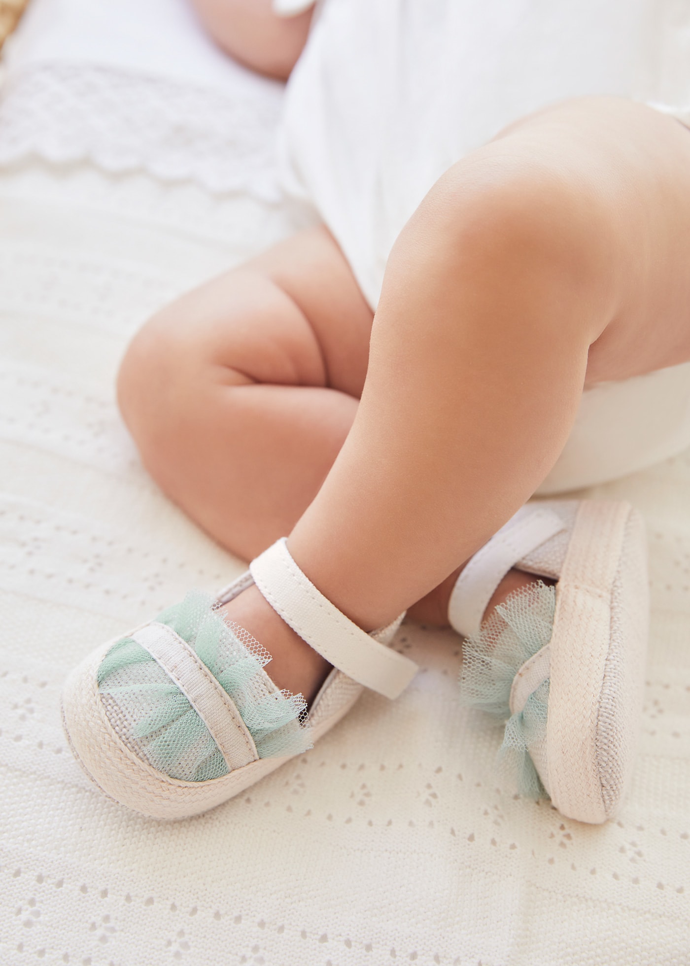 Espadryle z falbaną dla noworodka