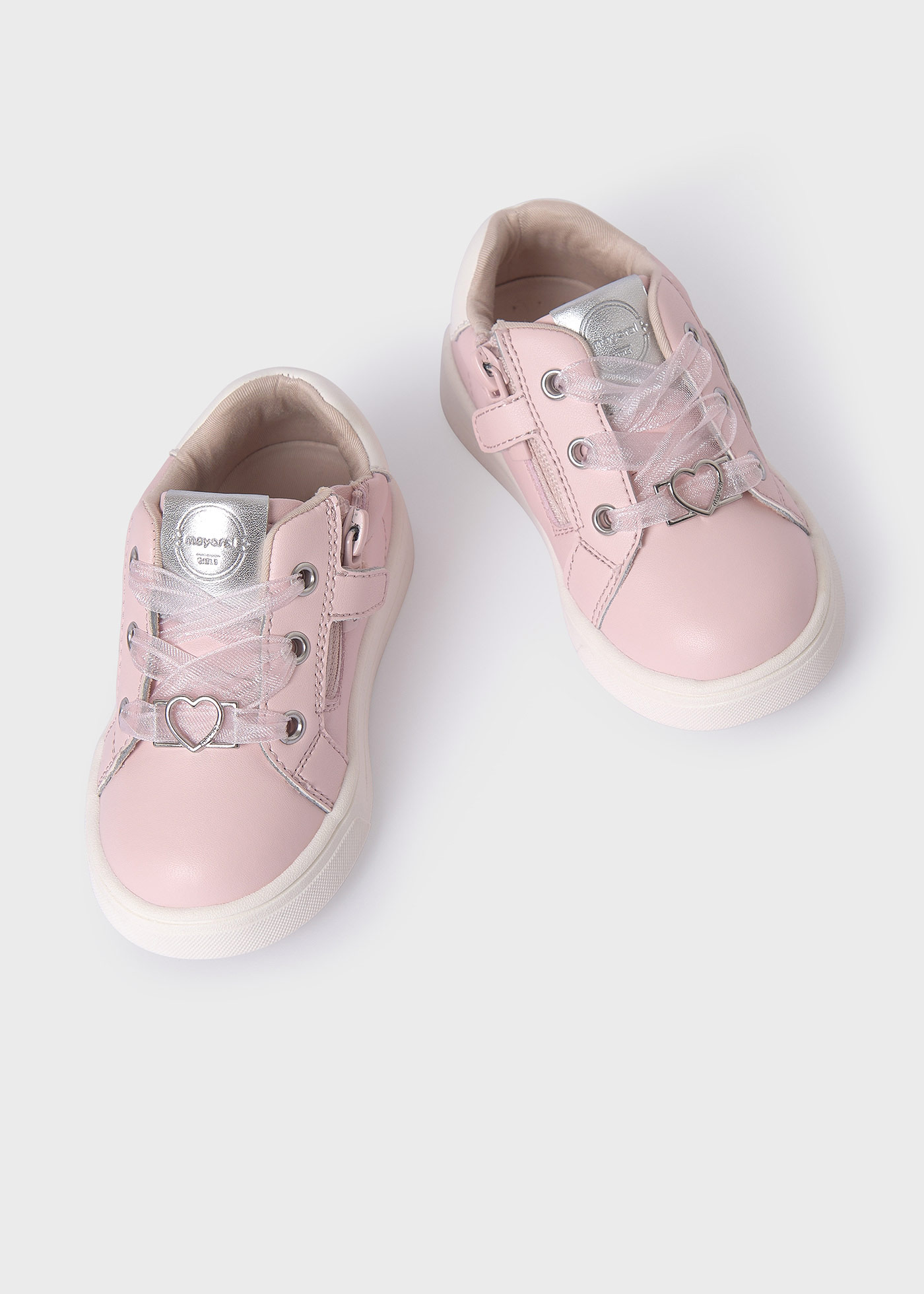 Спортни обувки със сърца от устойчива кожа за бебе