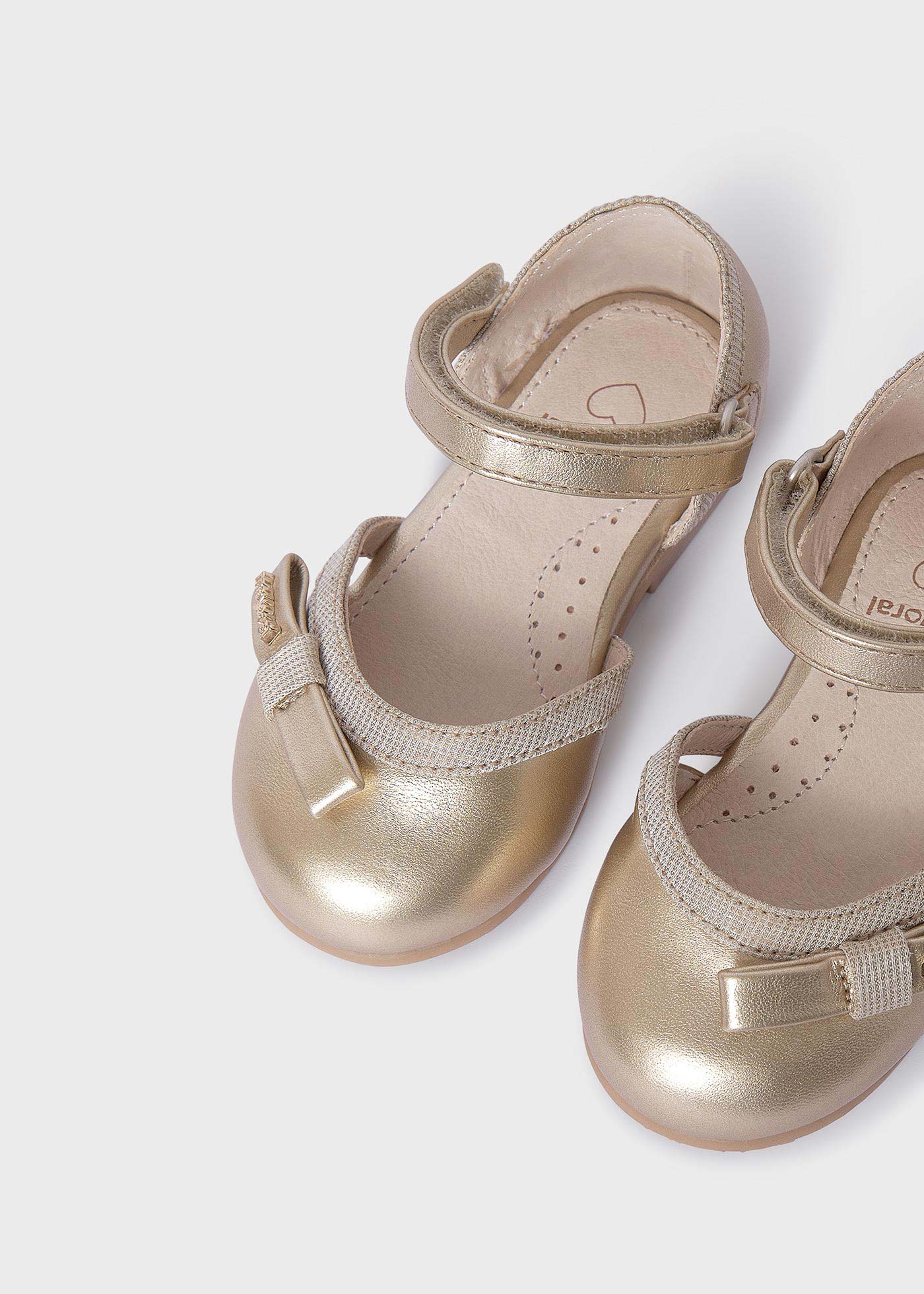 Метализирани пантофки със стелка от устойчива кожа за бебе
