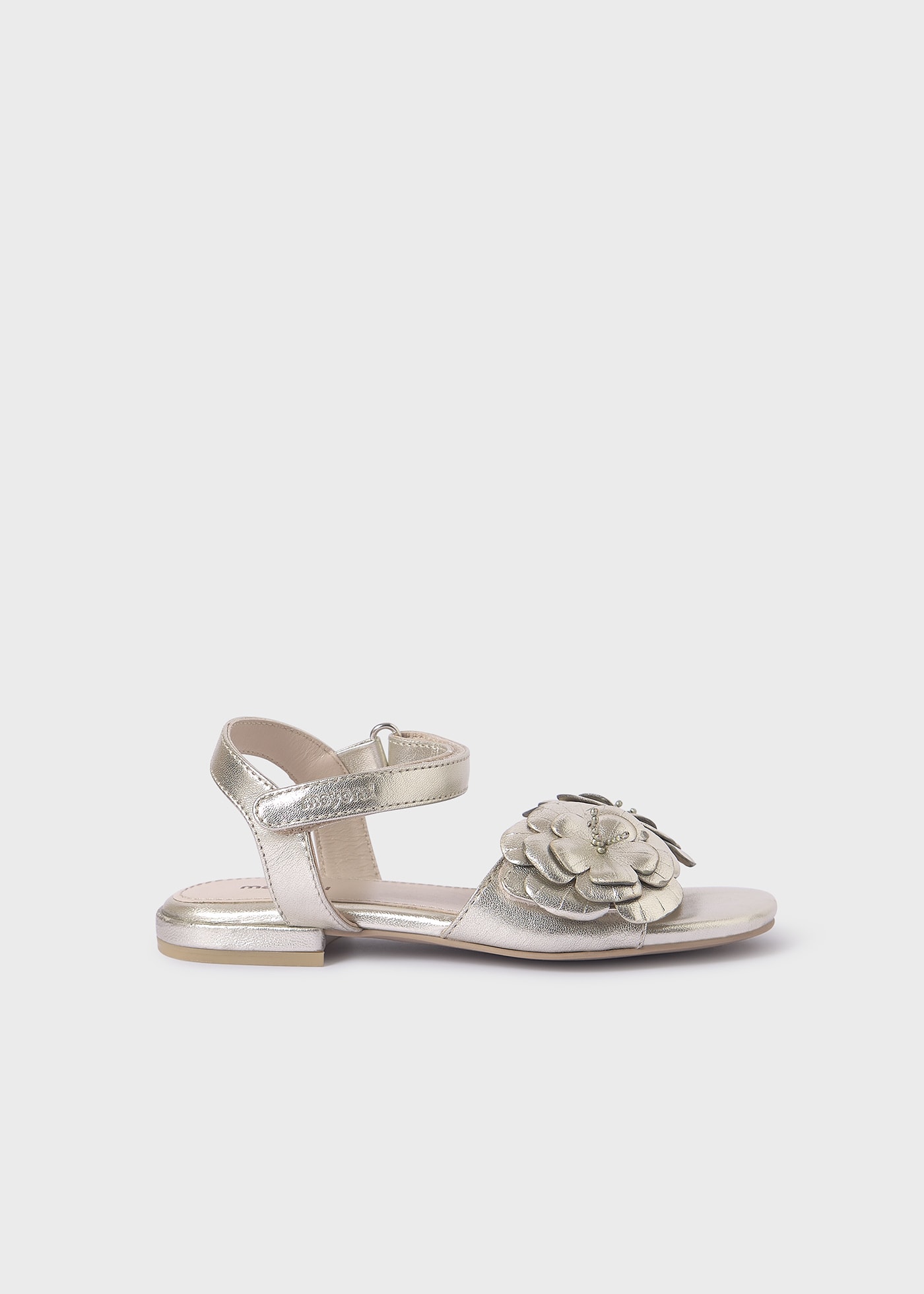 Metaliczne sandały dziewczęce z kwiatem