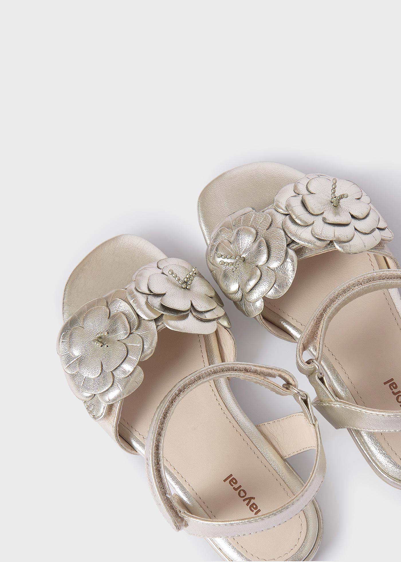Sandálias metalizadas flores pele menina