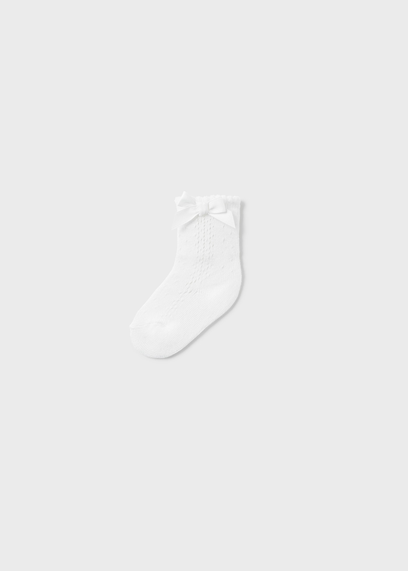 Ажурени чорапи за новородено