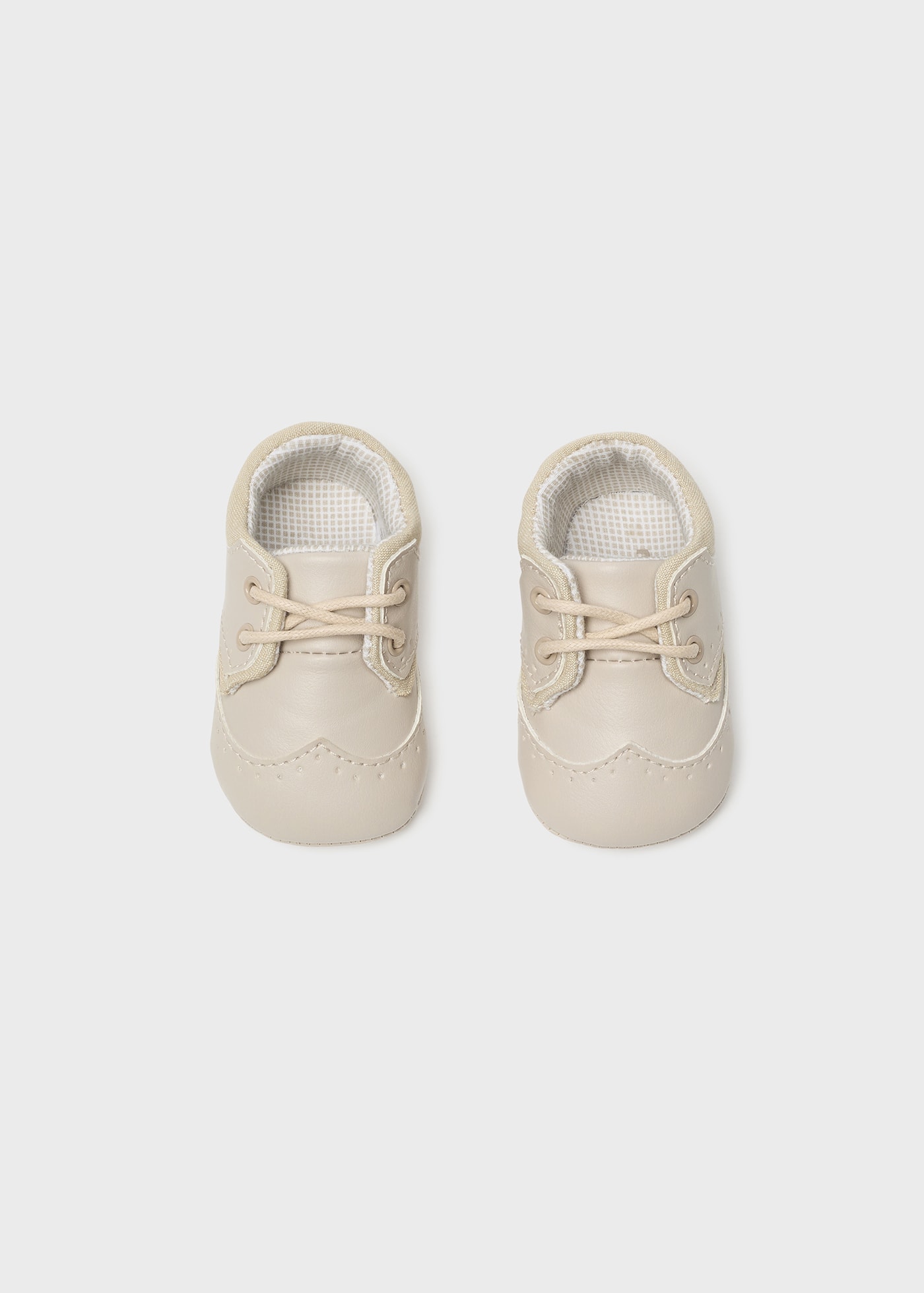 Обувки с връзки за новородено