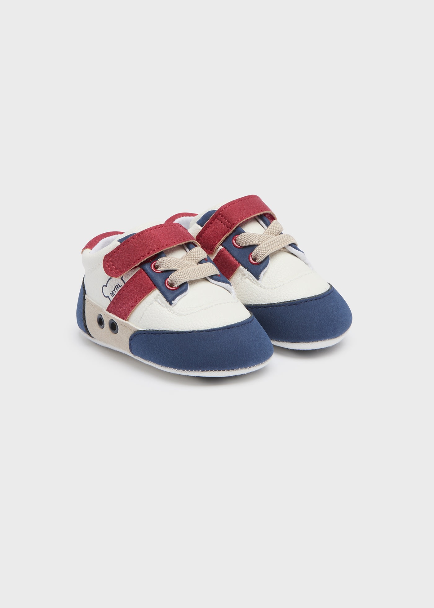 Спортни обувки с цветни ленти за новородено