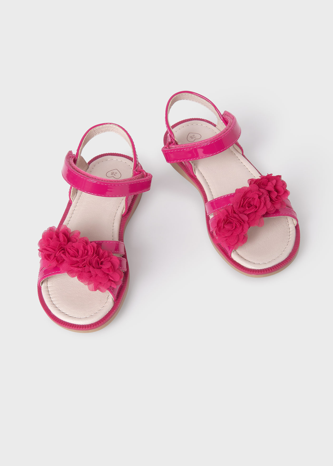 Лачени сандали със стелка от устойчива кожа за бебе