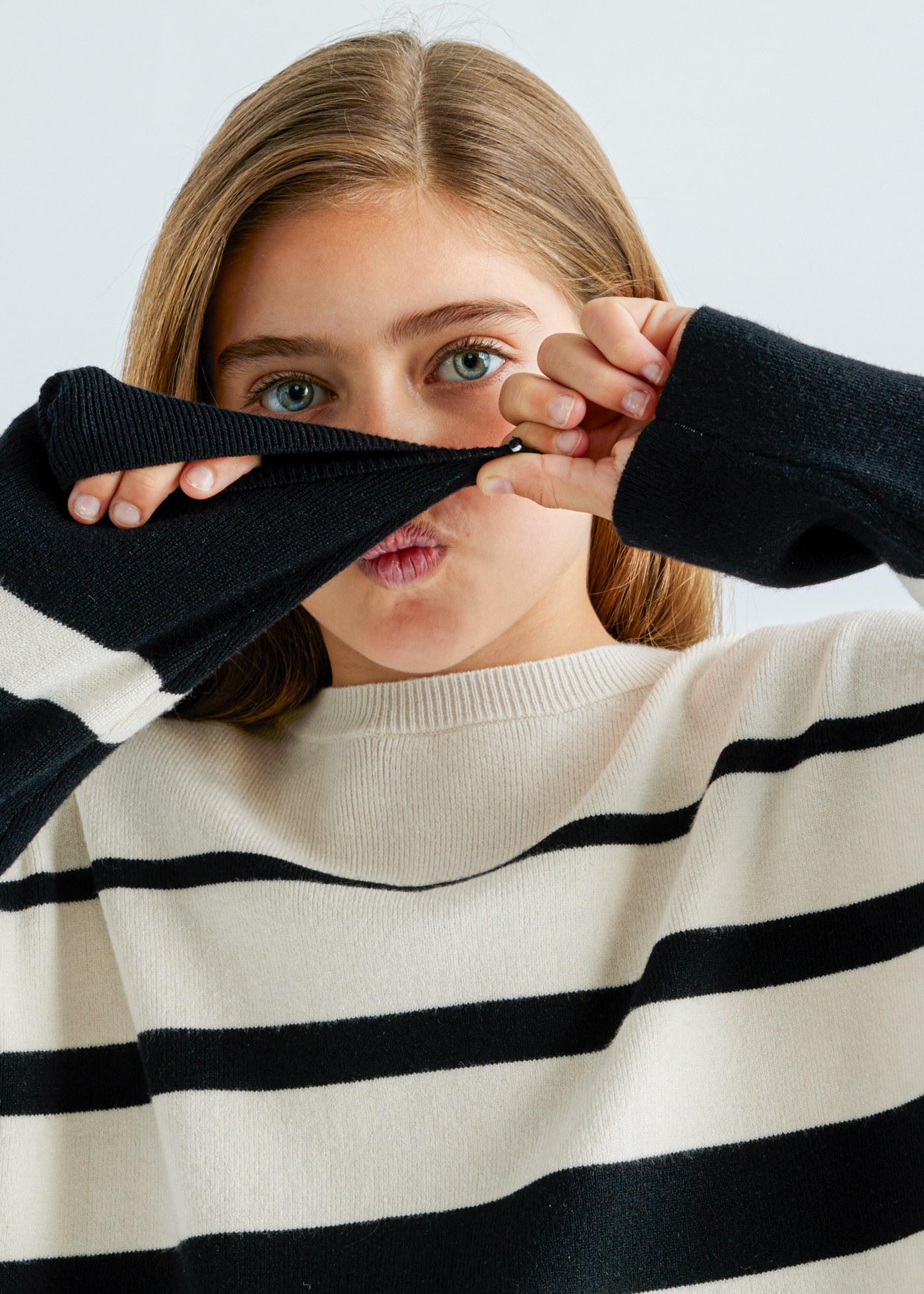Sweter w pasy dla dziewczynki