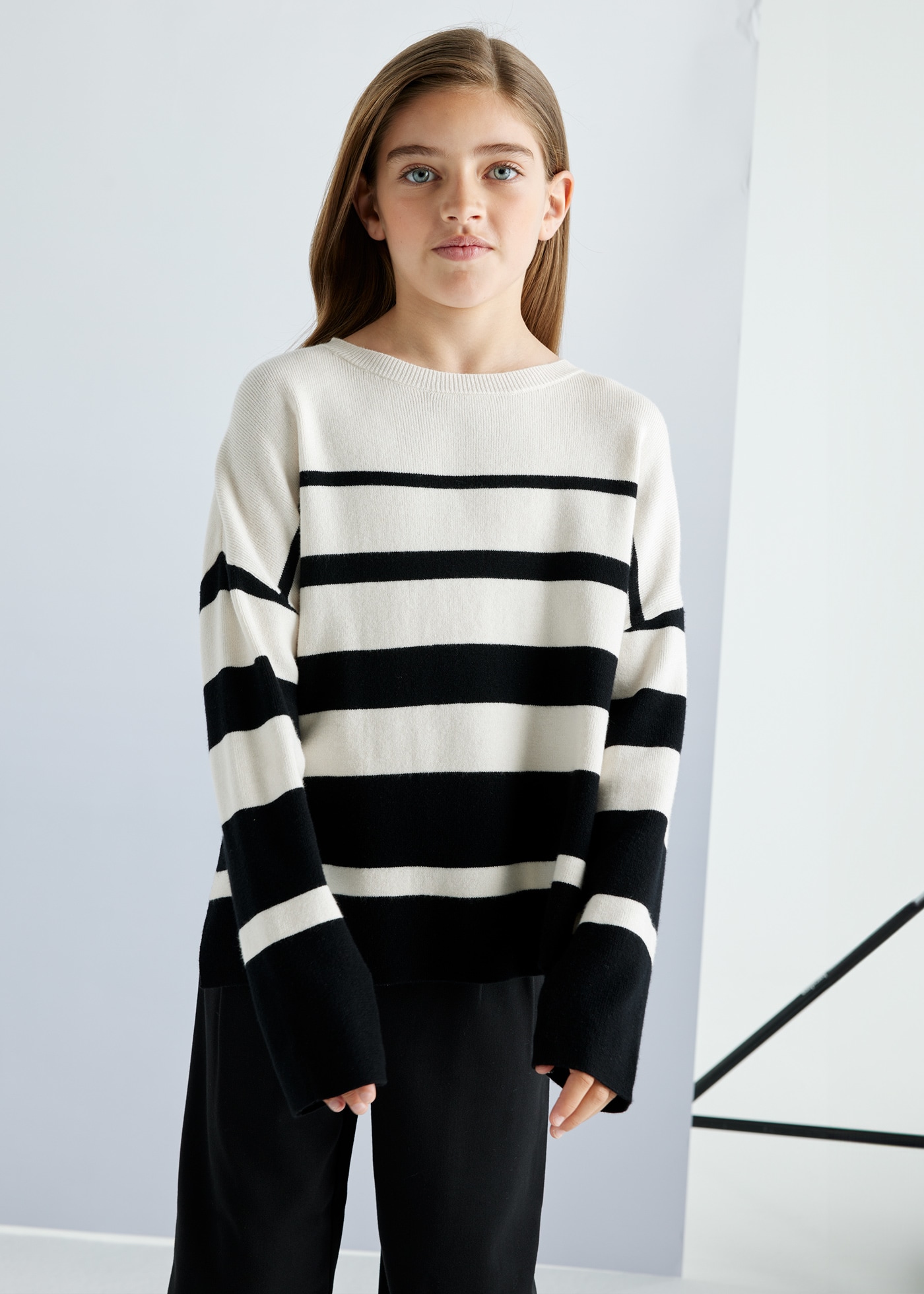 Sweter w pasy dla dziewczynki