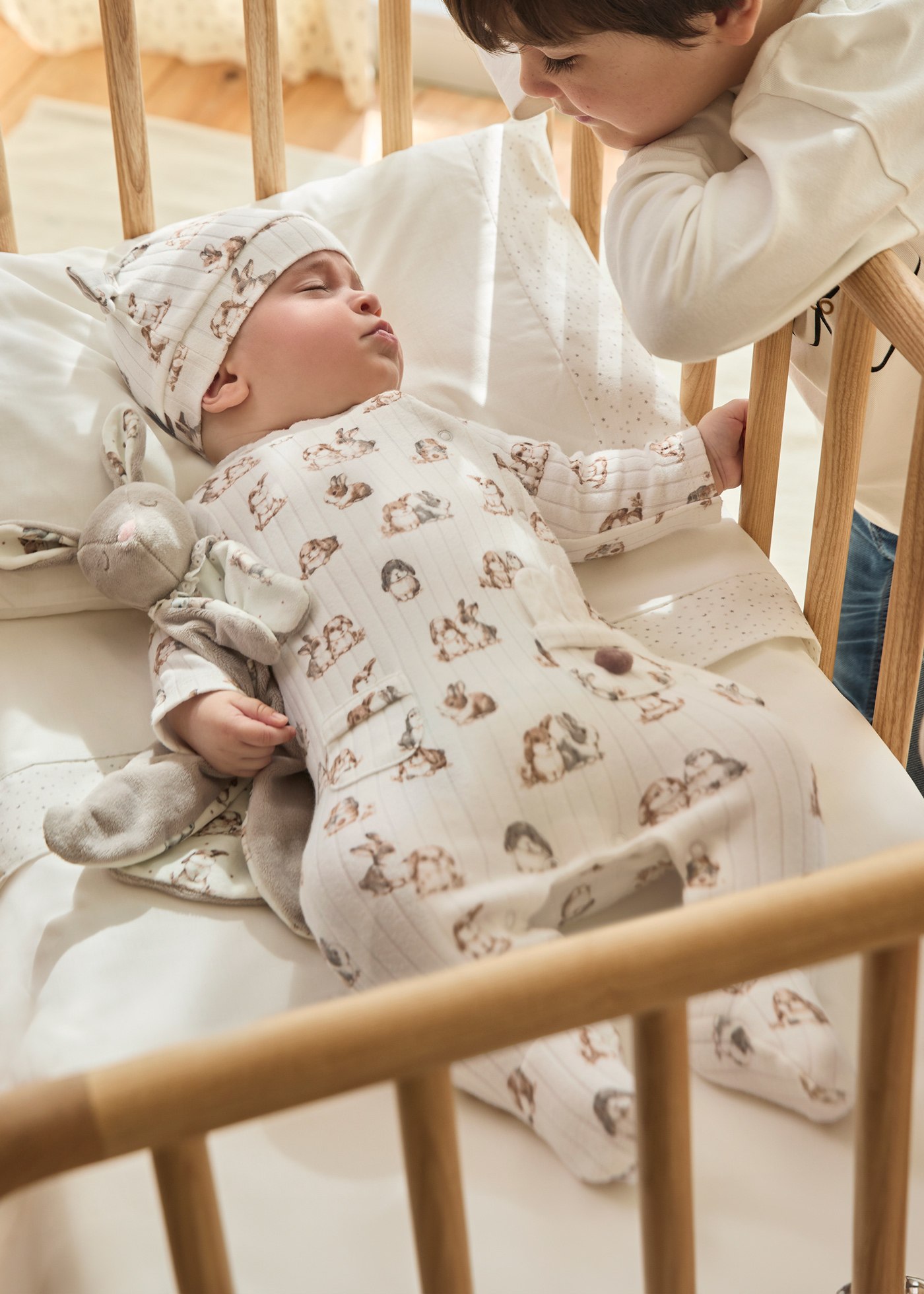 Barboteuse imprimée avec bonnet nouveau-né