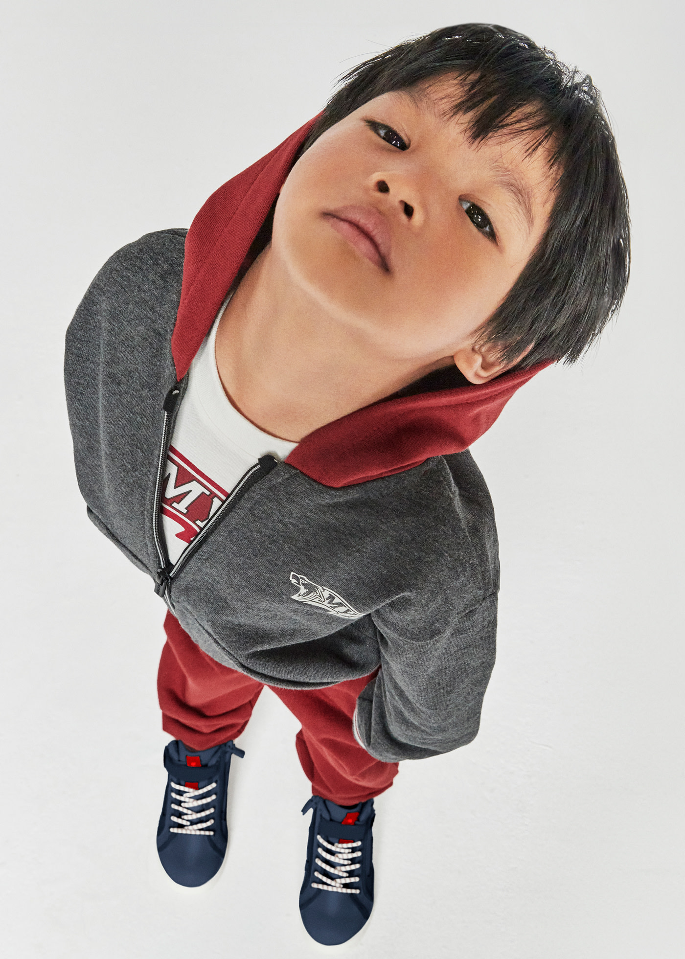 Спортен комплект с анцуг и тениска за момче