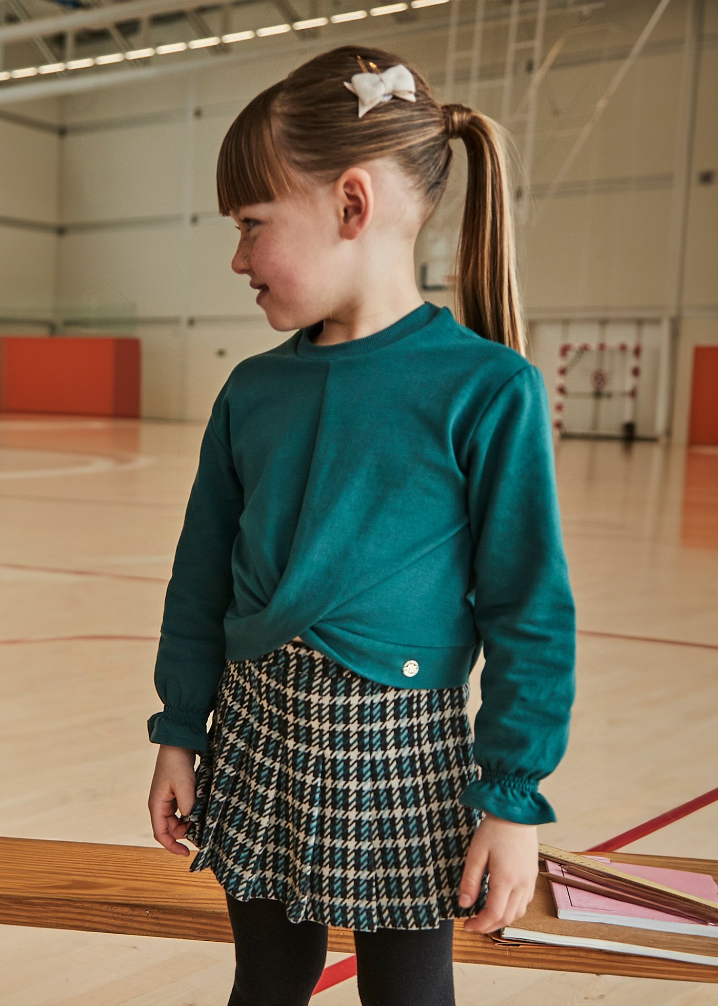 Conjunto falda pantalón y sudadera niña