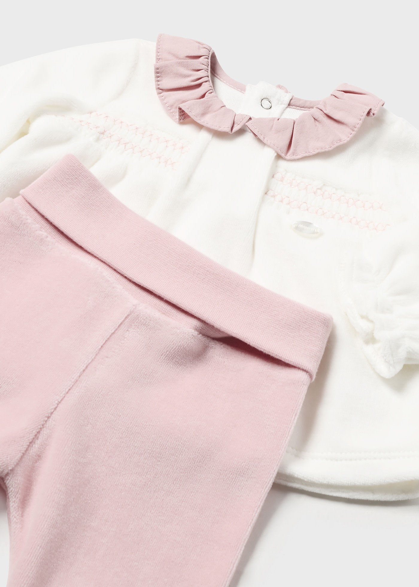 Set pantaloni cu botosei si tricou nou-nascut