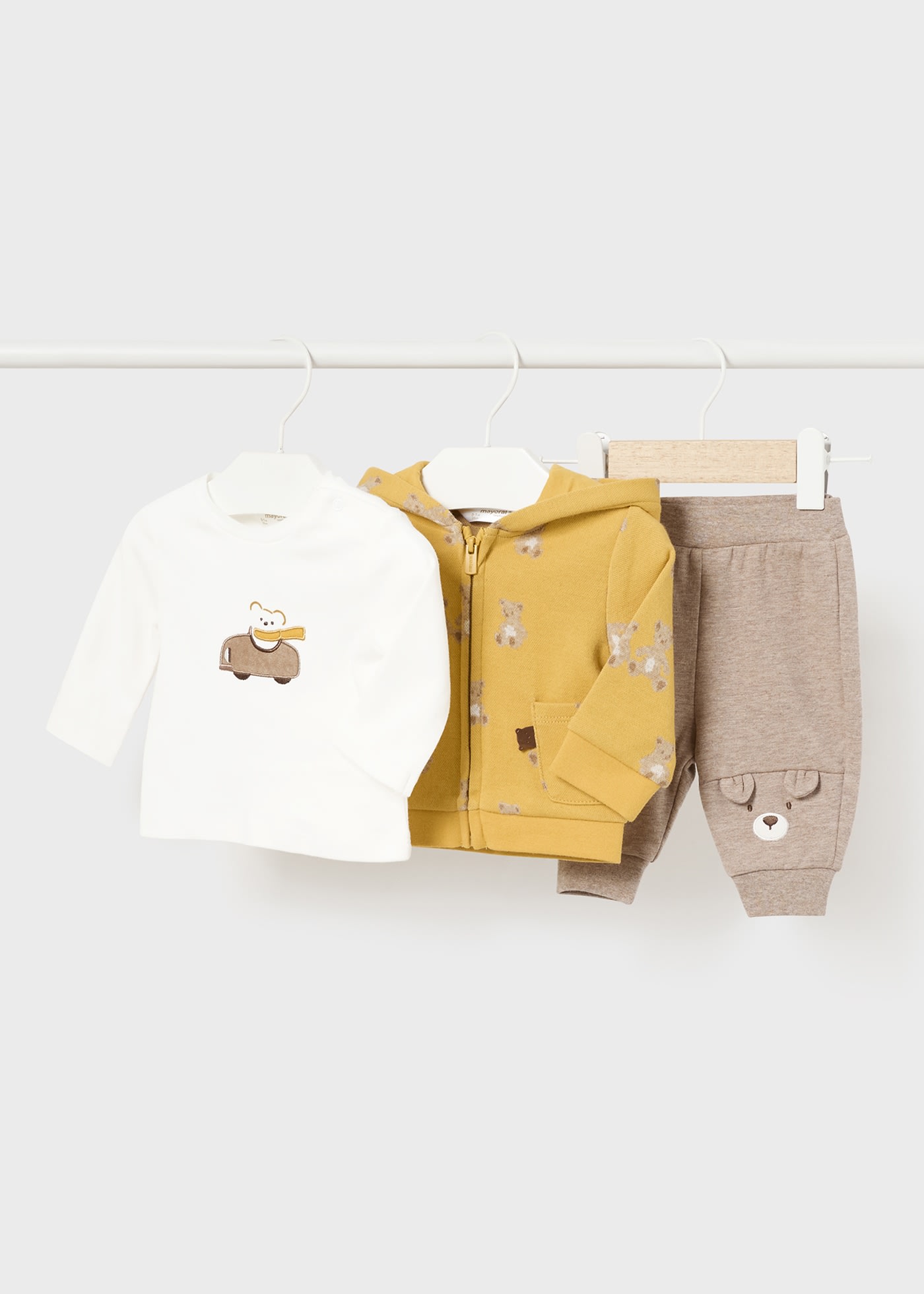 Комплект с анцуг и тениска за новородено момче