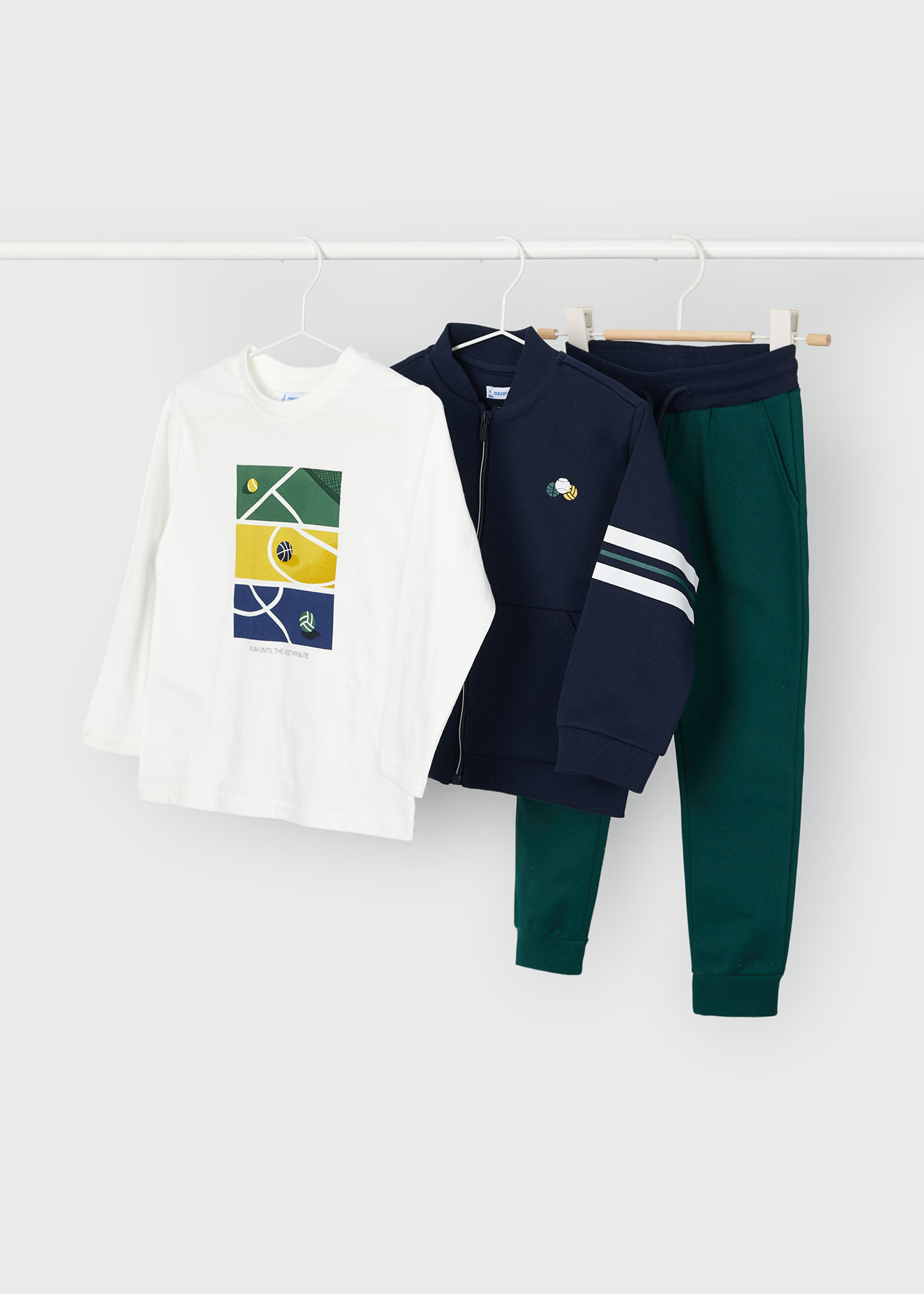 Chándal con camiseta deportes niño