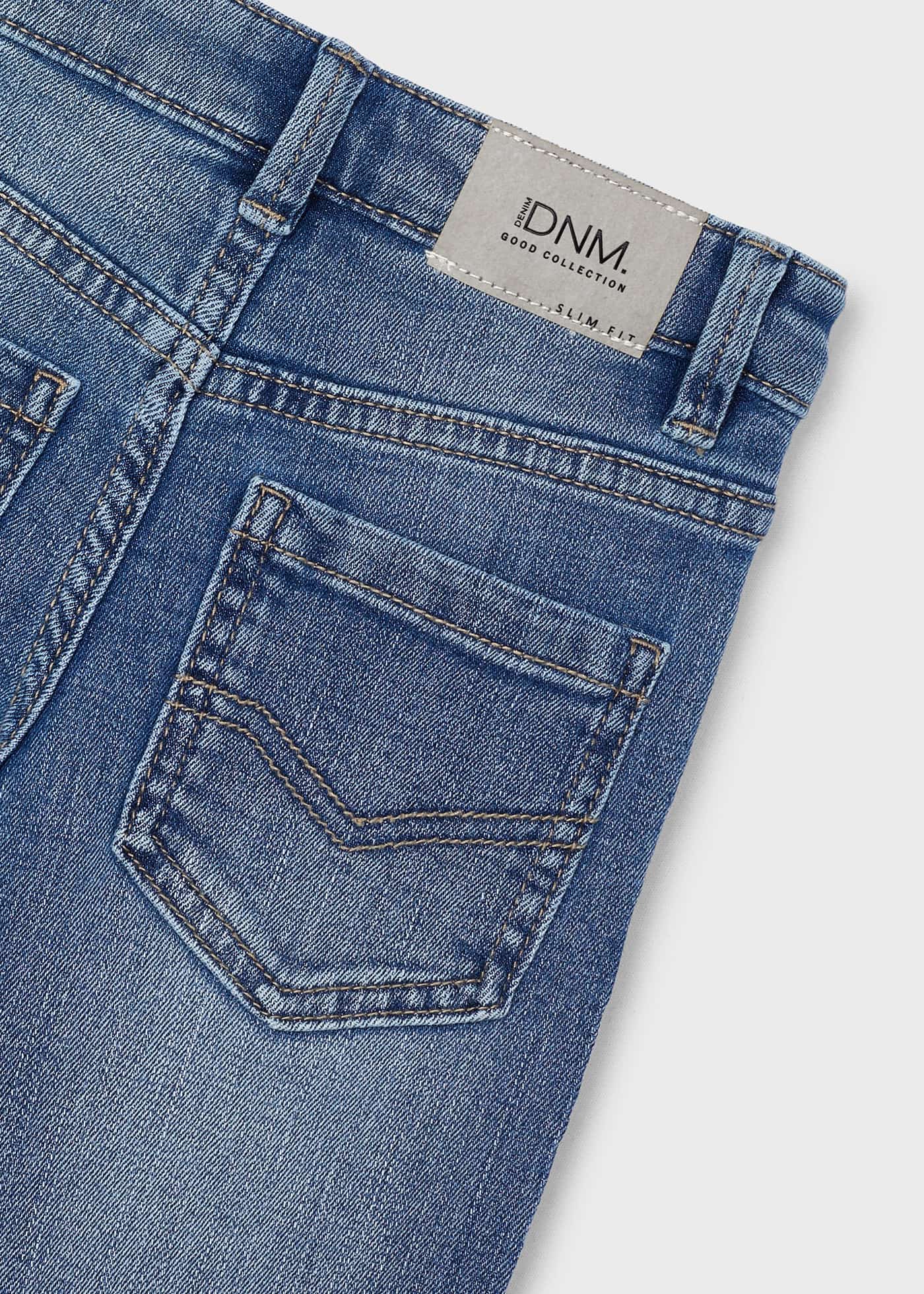 Pantalón de mezclilla entallado básico niño