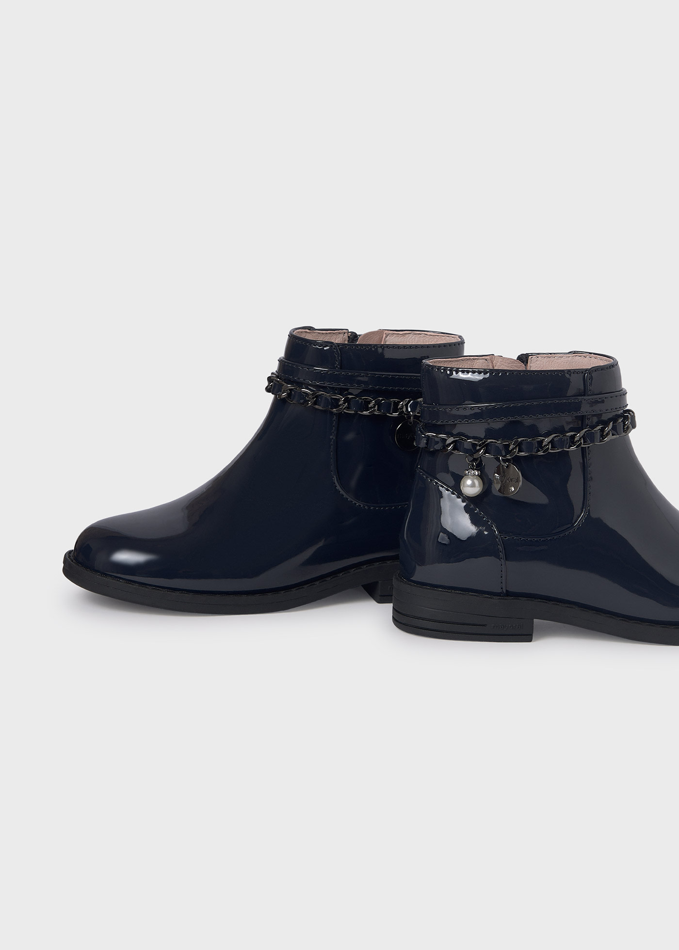 Bottines en cuir verni avec chaîne fille