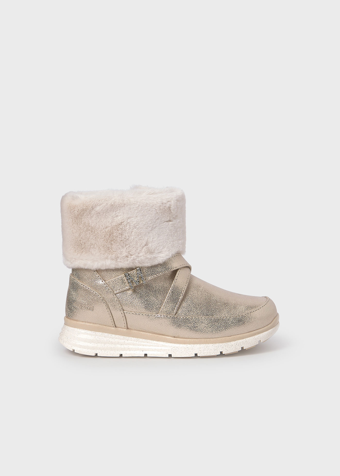 Botins metalizados pelo menina