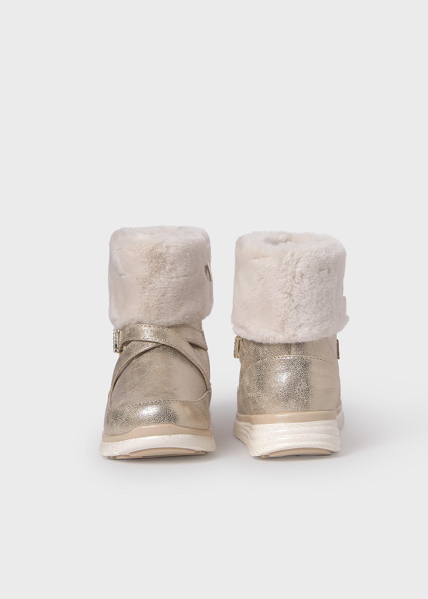 Botins metalizados pelo menina
