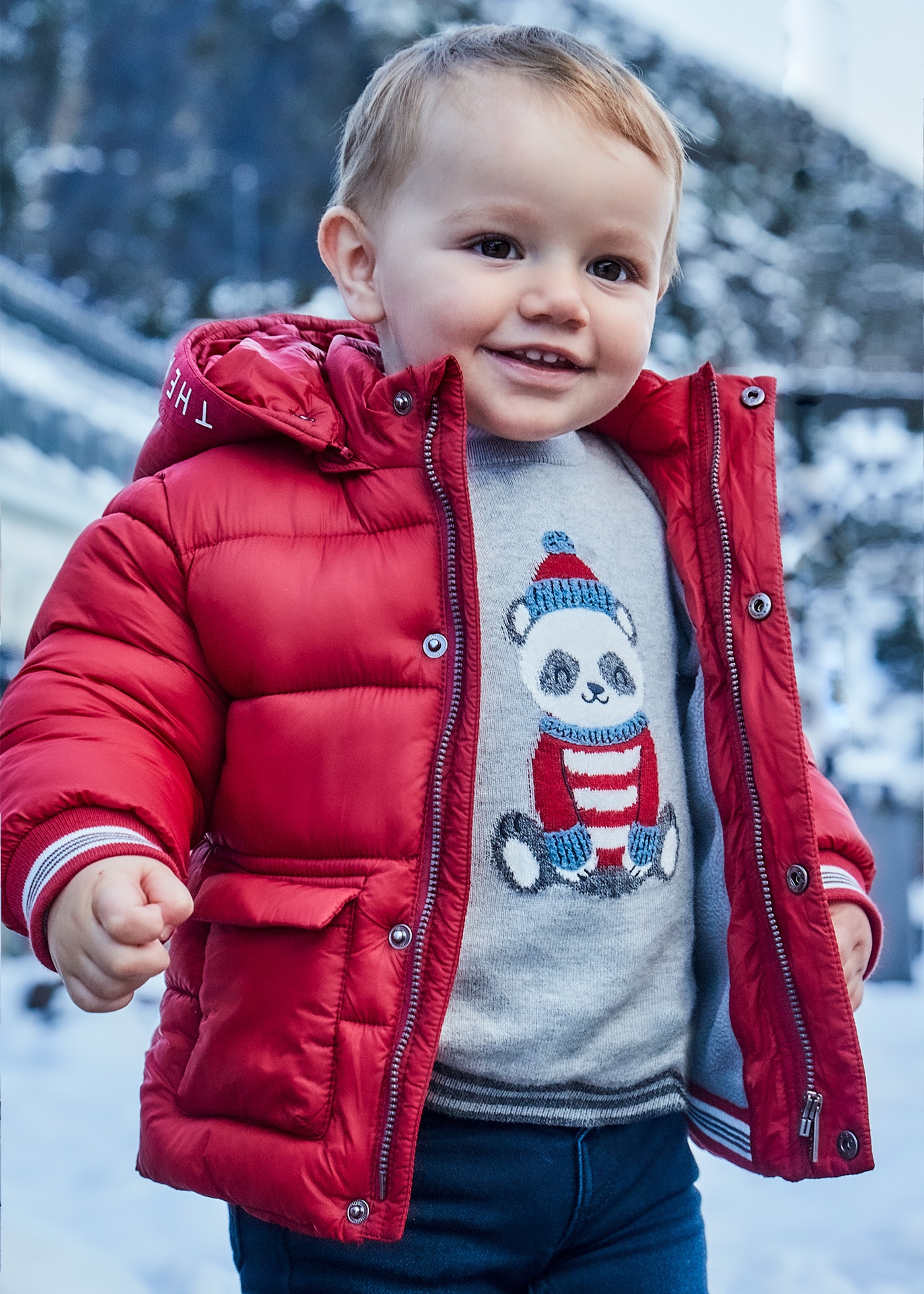 Maglione con ricamo ineonato