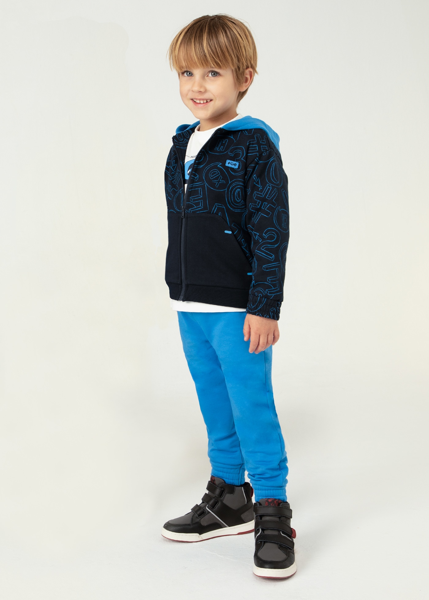 Tracksuit with sport t-shirt for boys