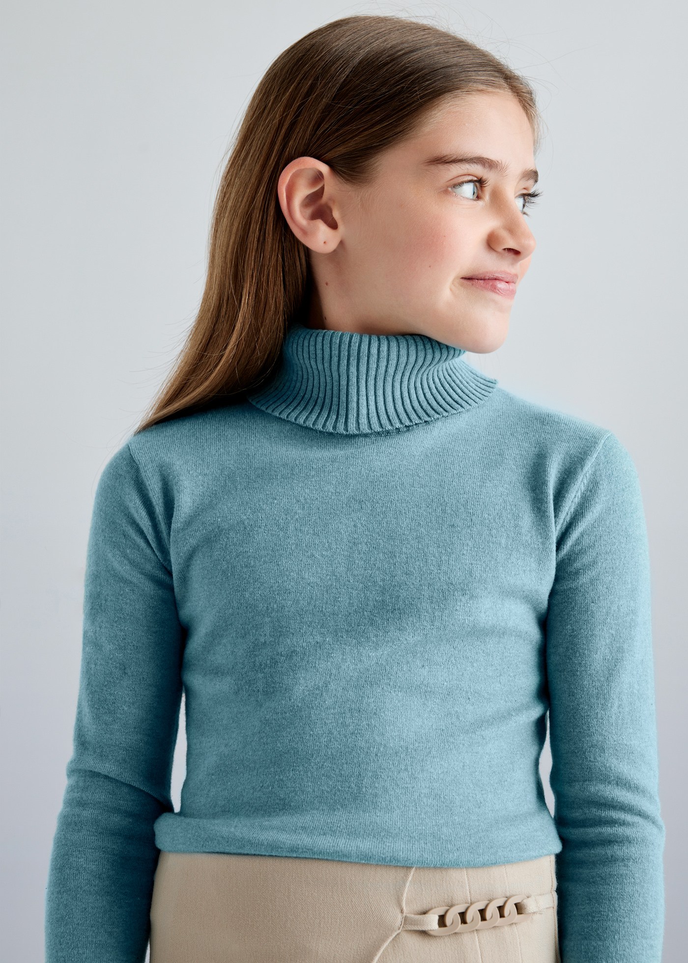 Пуловер с висока яка basic за момиче