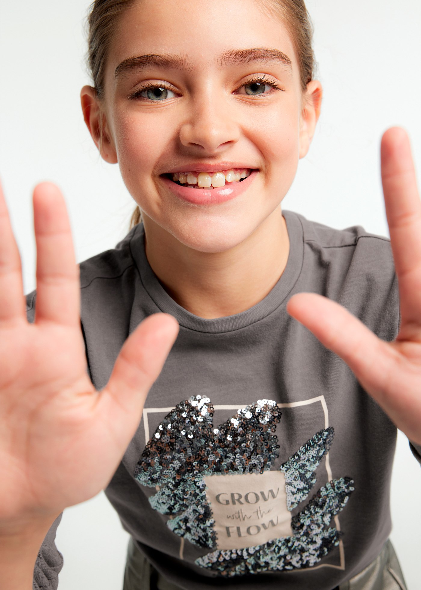 Maglietta spalla scivolata ragazza
