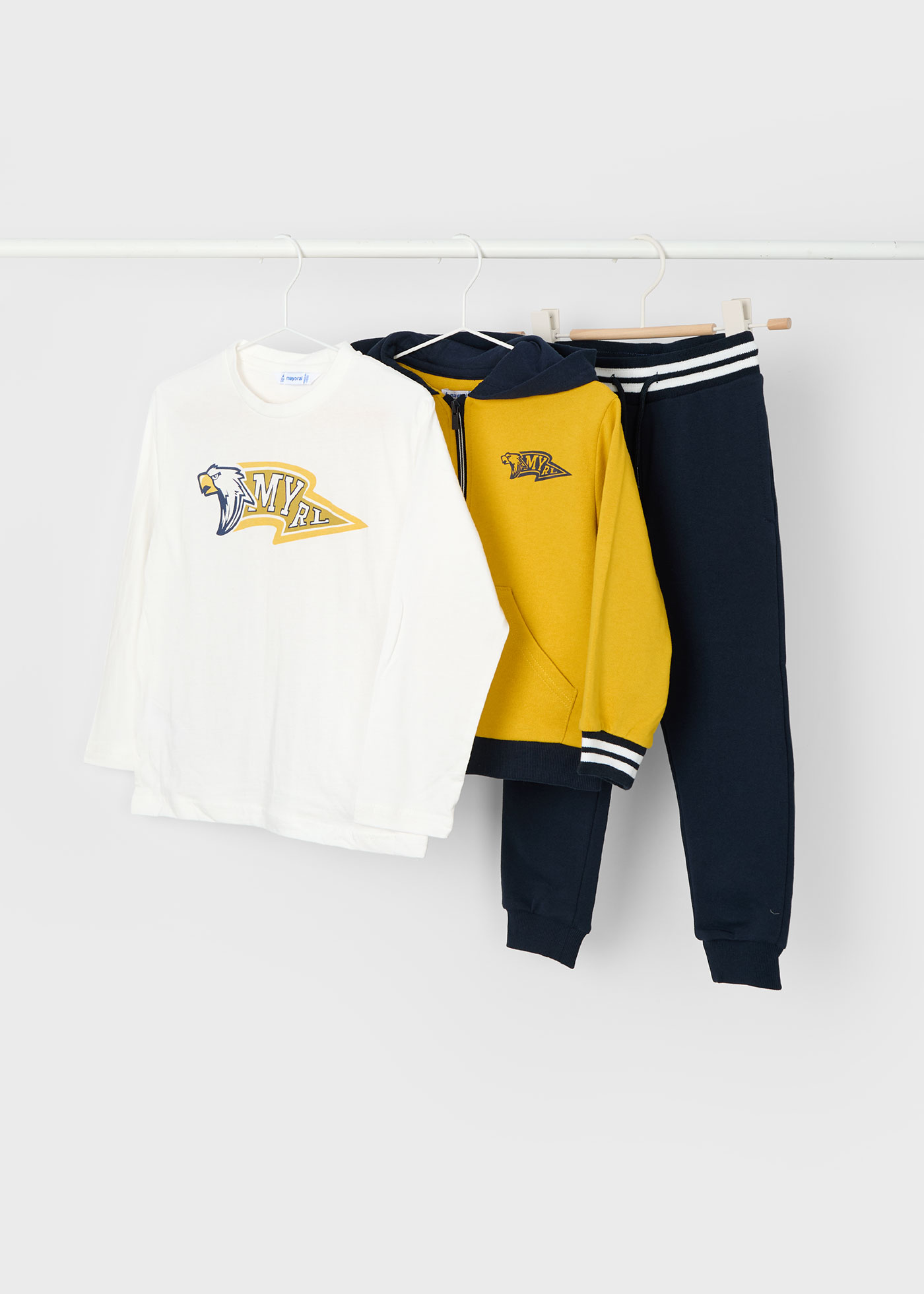 Спортен комплект с анцуг и тениска за момче