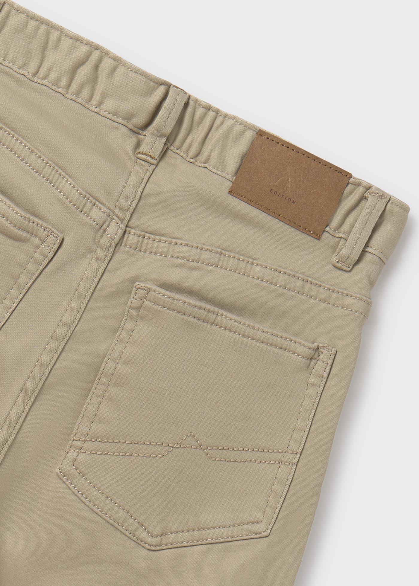 Pantalón entallado chico