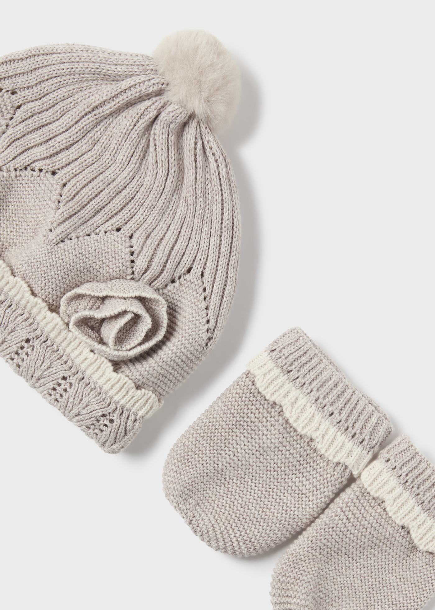Conjunto gorro y manoplas recién nacida