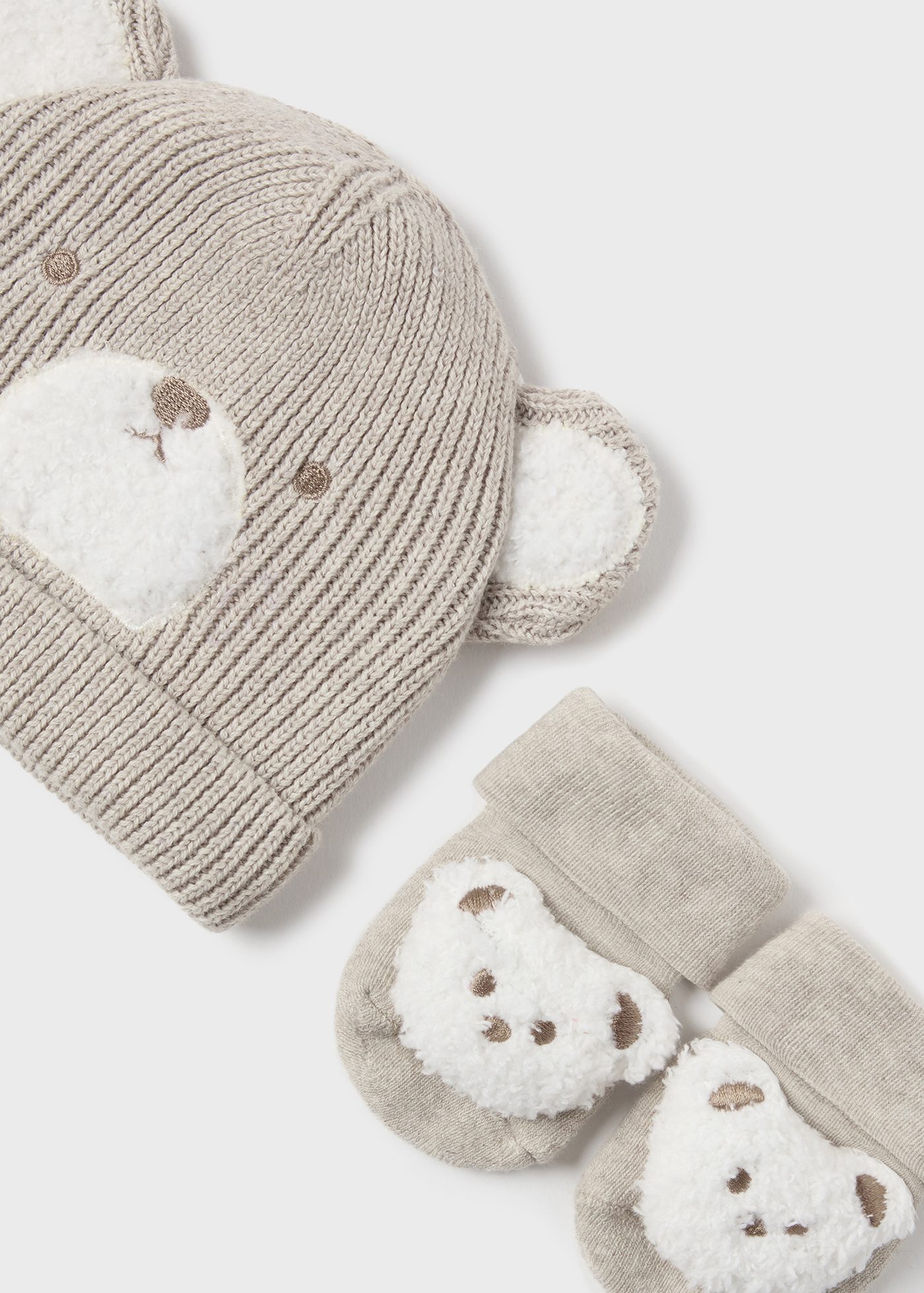 Set bonnet et chaussettes ourson nouveau-né