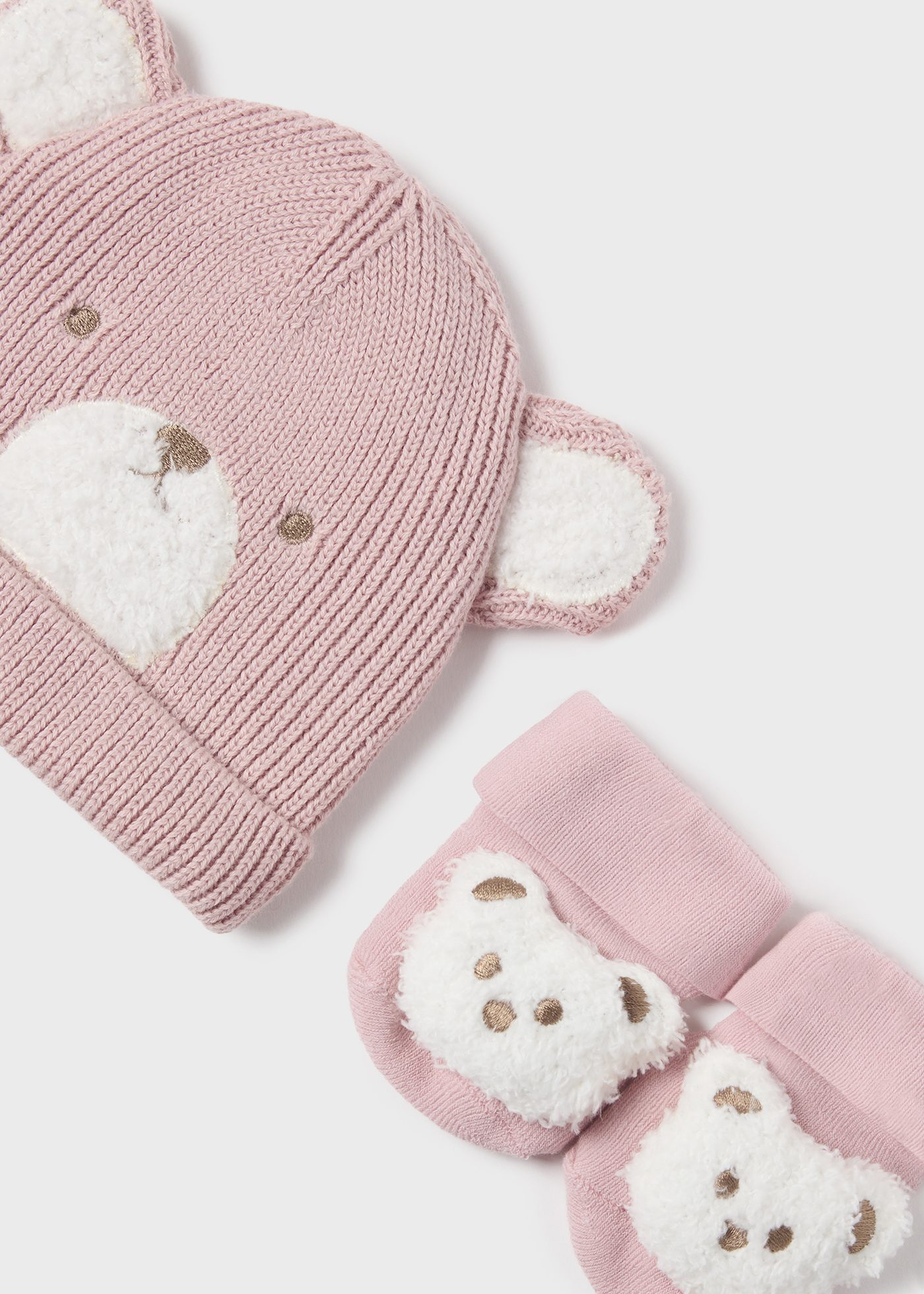 Set bonnet et chaussettes ourson nouveau-né