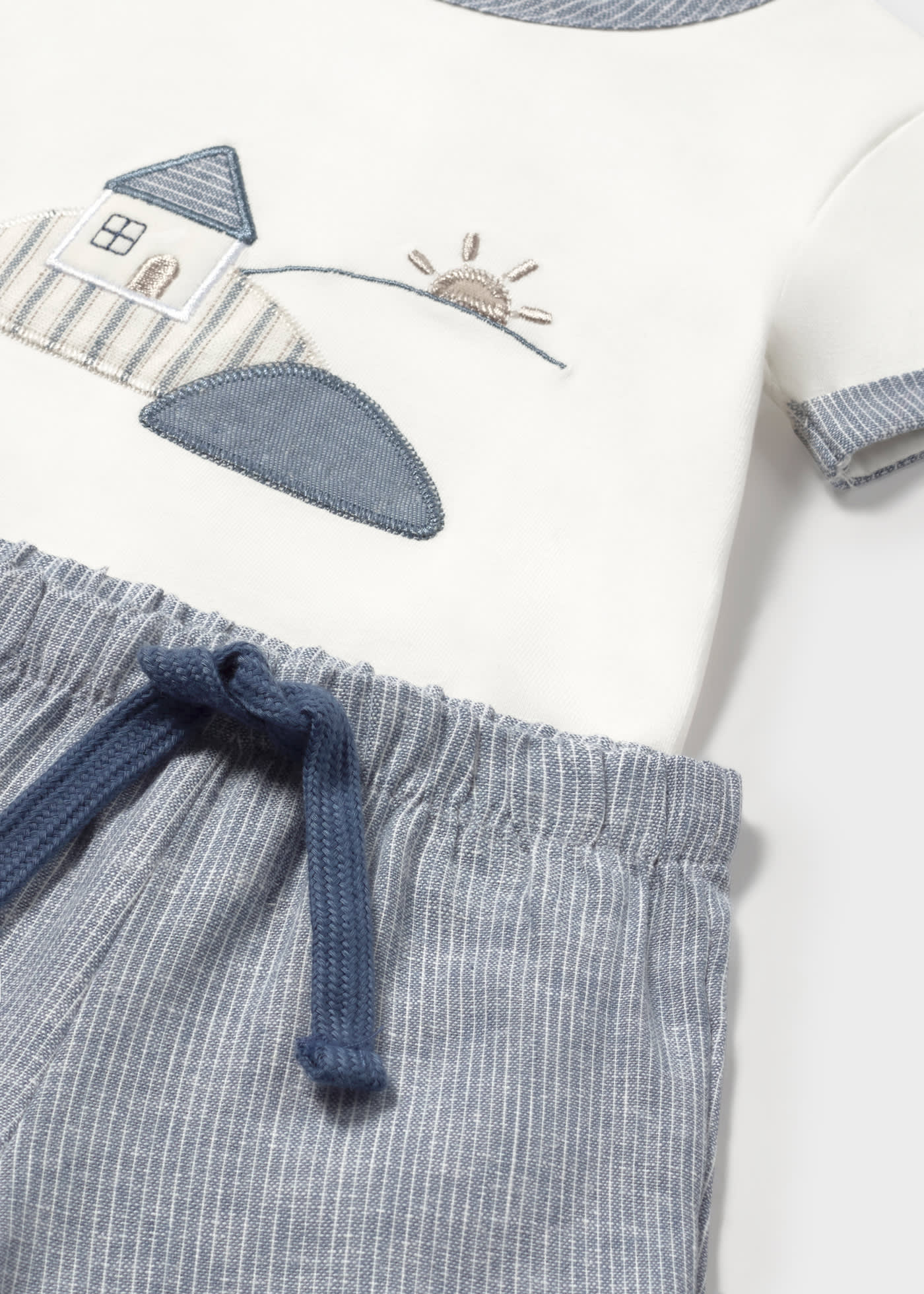 Conjunto pantalón corto y camiseta casa recién nacido