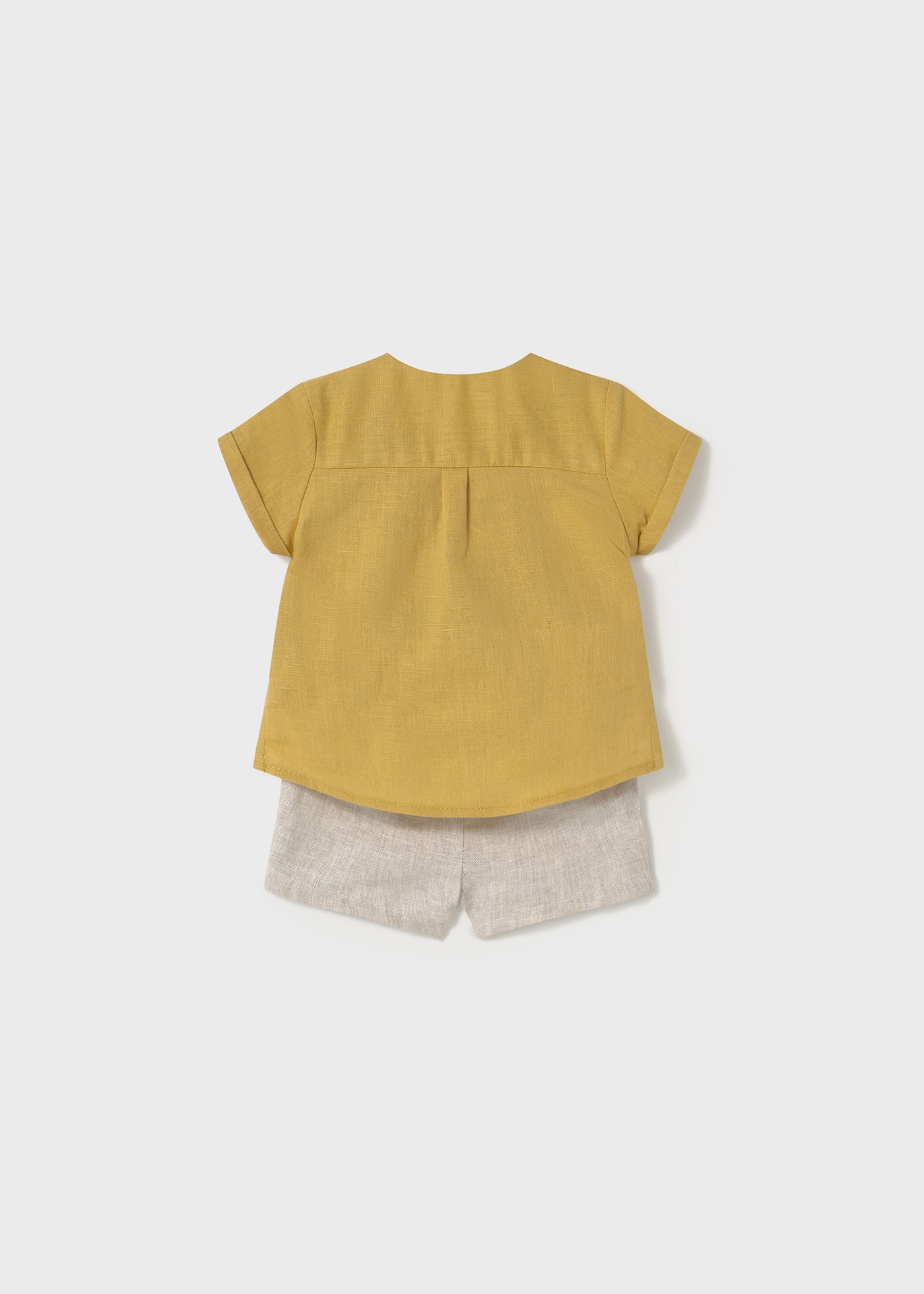 Conjunto pantalón corto y camisa con lino recién nacido