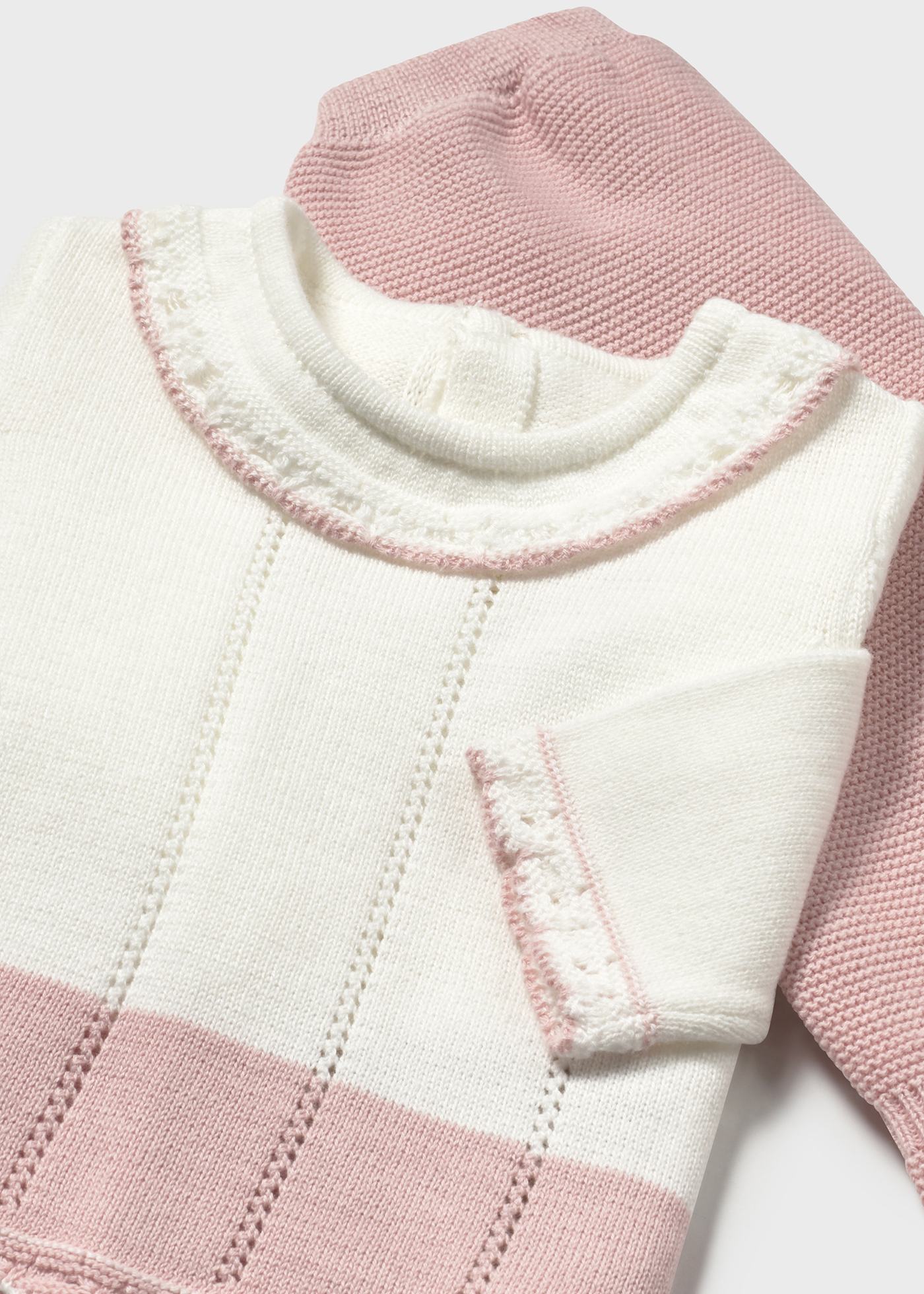 Set pantaloni cu botosei si pulover tricot nou-nascut
