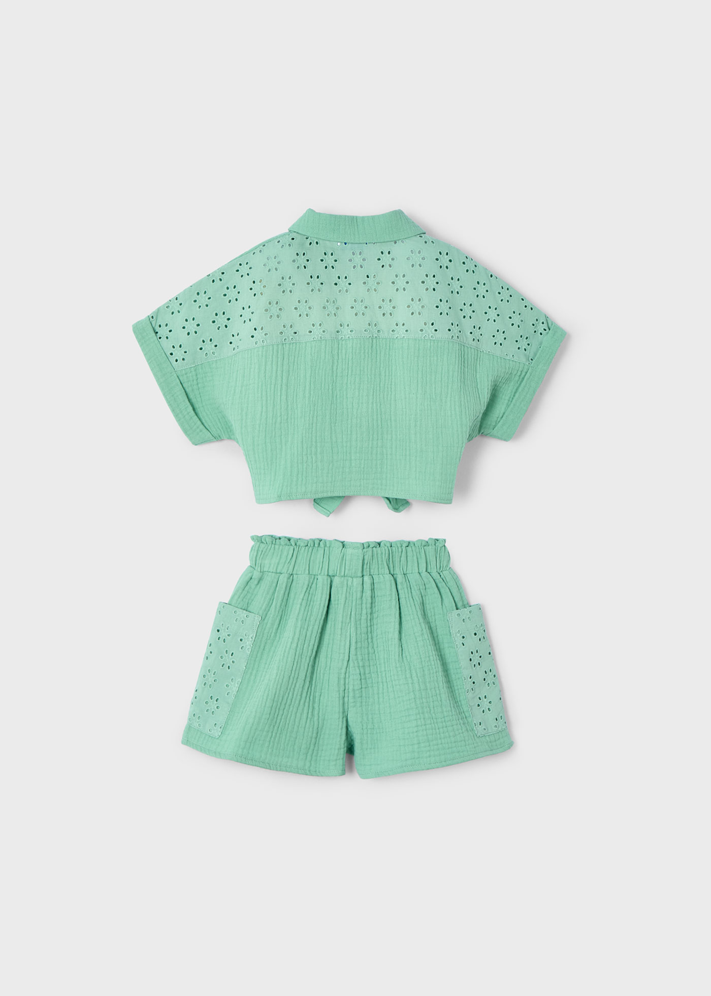 Conjunto pantalón corto perforado y blusa niña