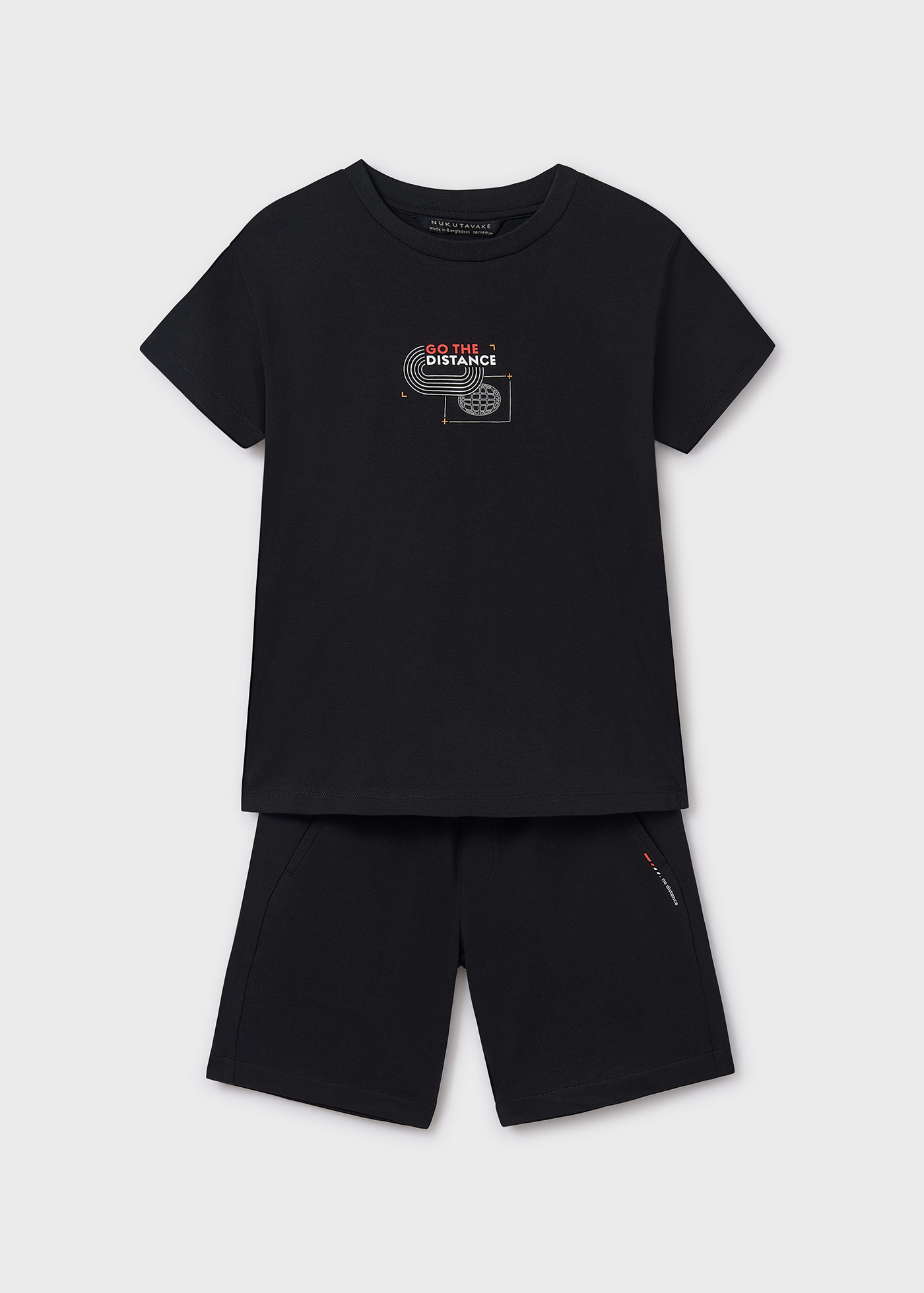 Conjunto malha  e t-shirt estampada atrás rapaz